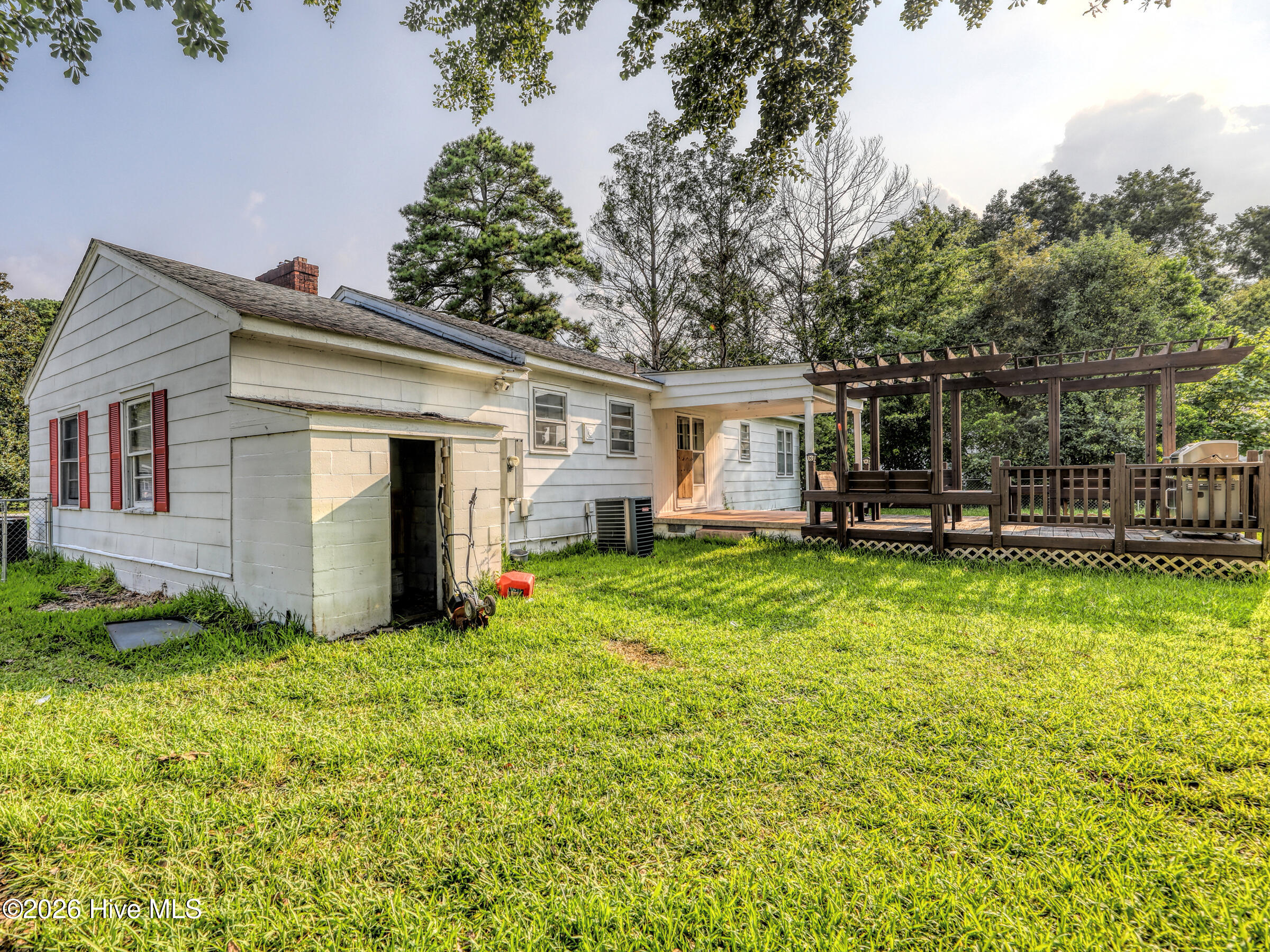 111 Pineview Street Property Photo 9