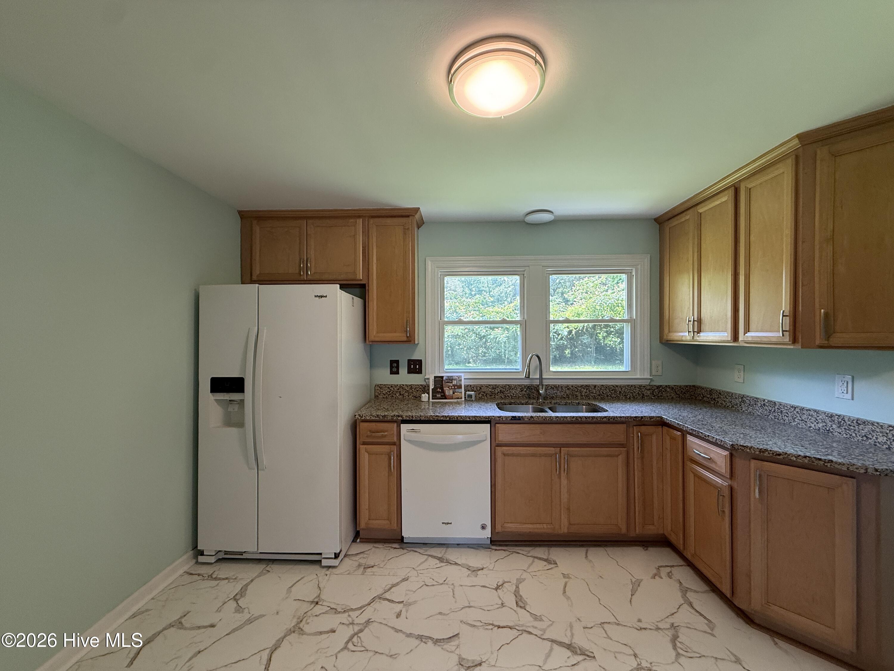 18 White Oak Street Property Photo 7