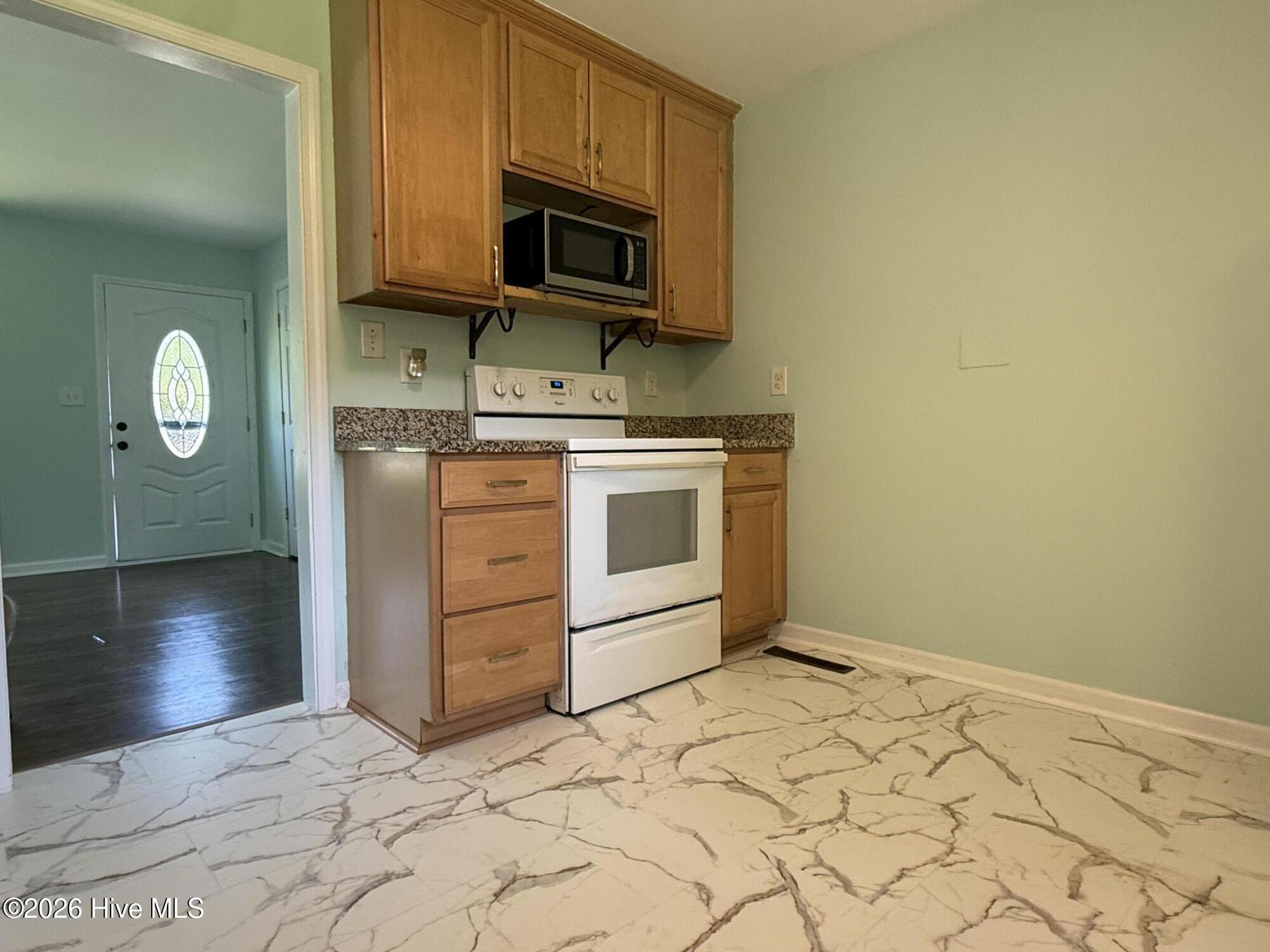 18 White Oak Street Property Photo 9