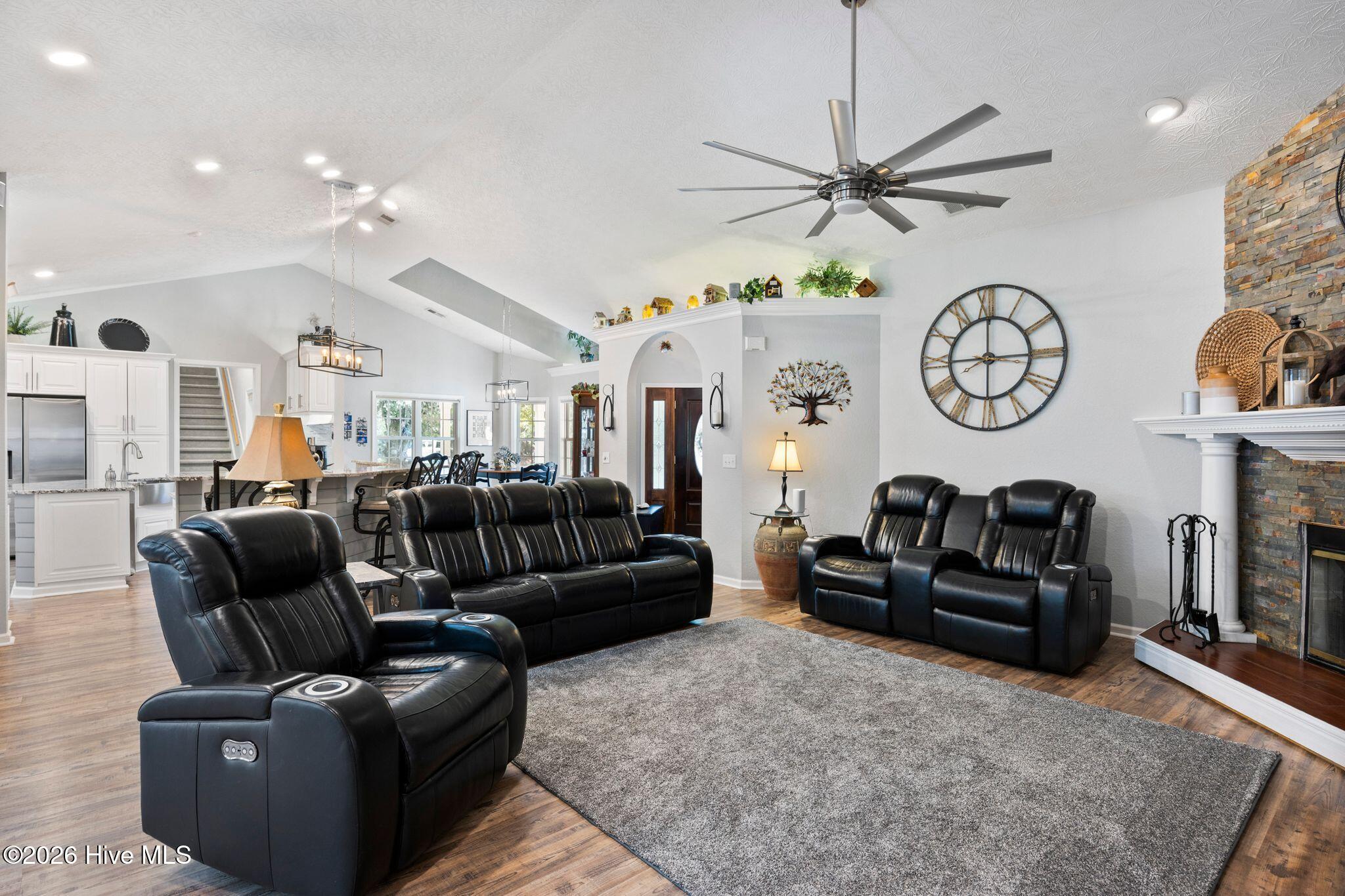 1 Sun Court Property Photo 10