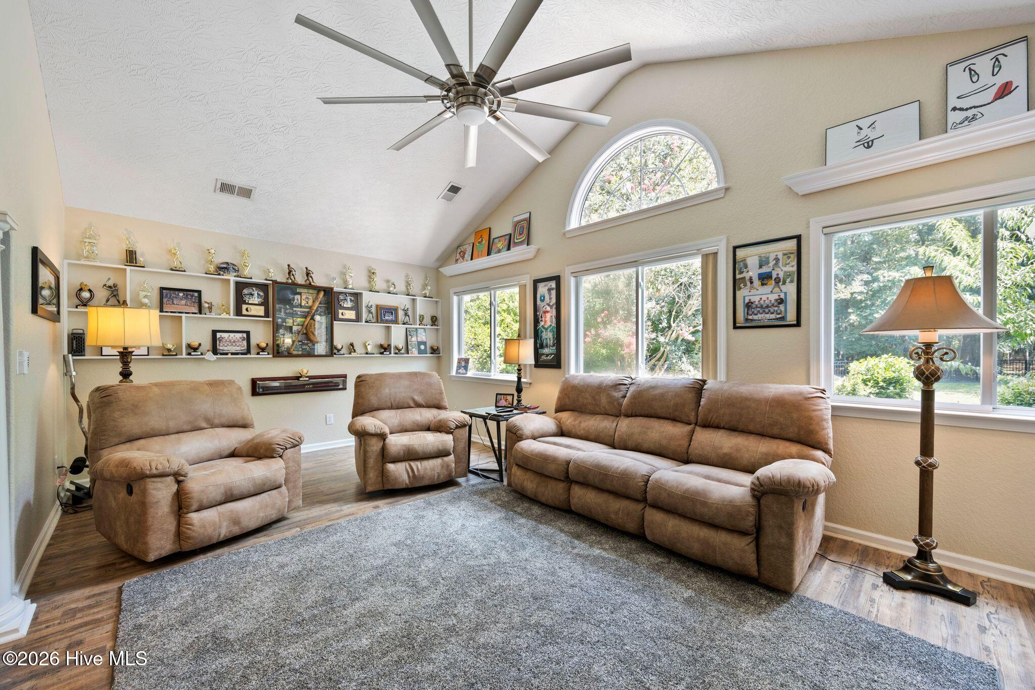 1 Sun Court Property Photo 27