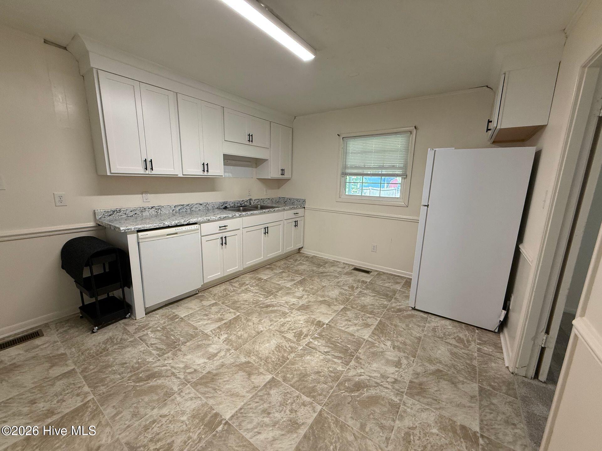 403 Thomas Drive Property Photo 4