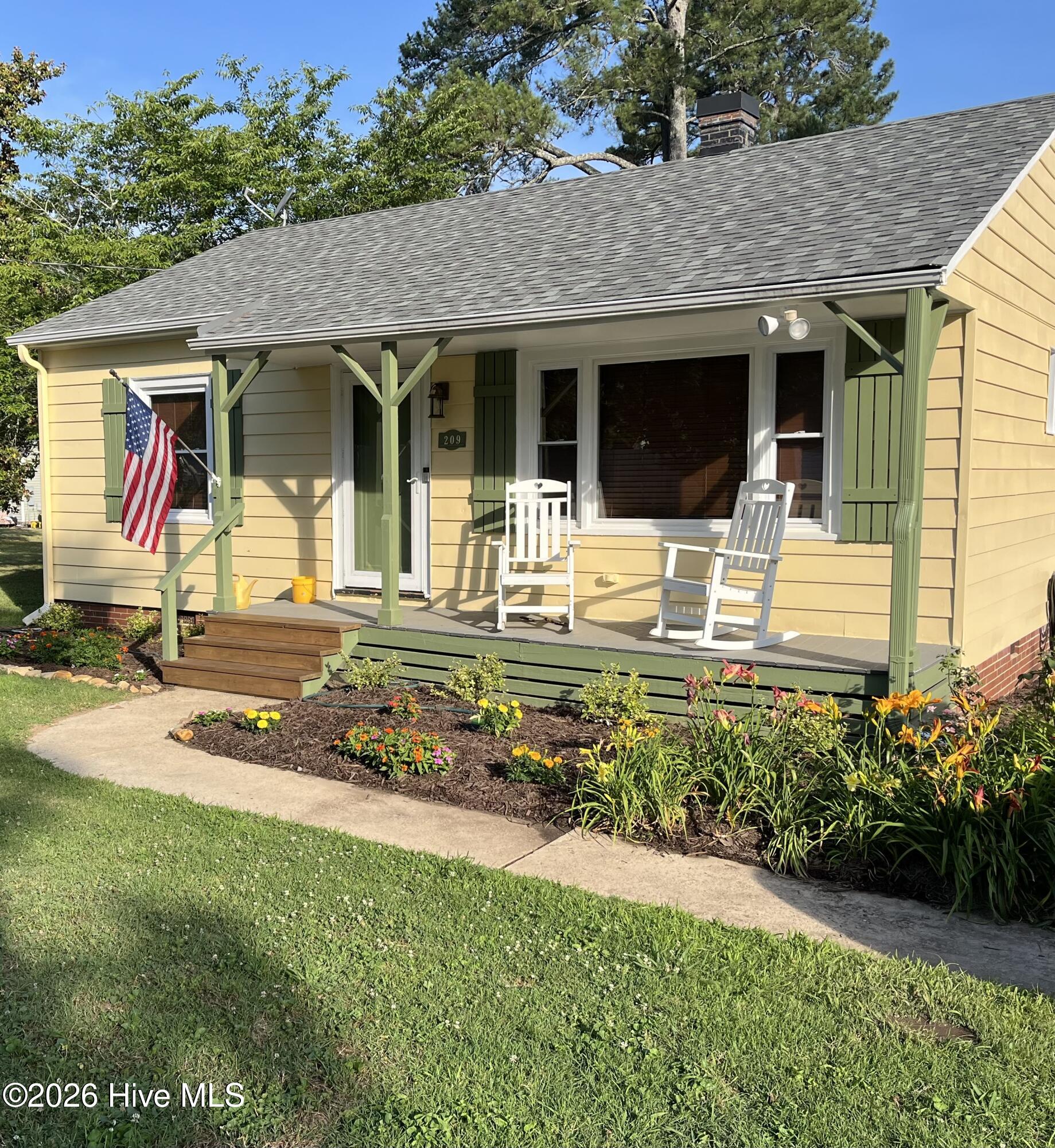 209 E Franklin Street Property Photo 4