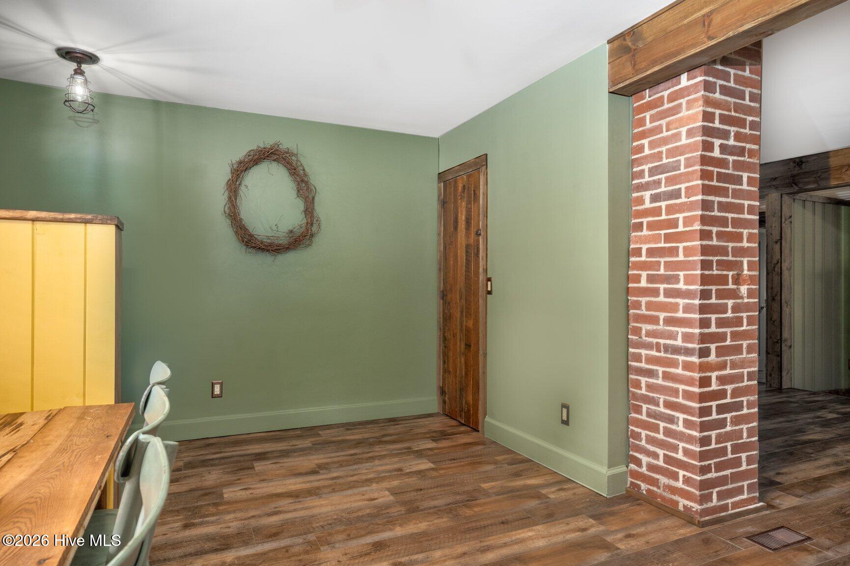 209 E Franklin Street Property Photo 7