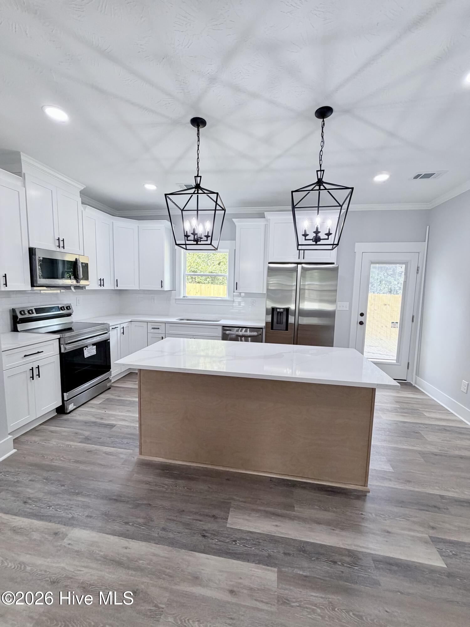 1547 S Atlantic Drive Property Photo 4
