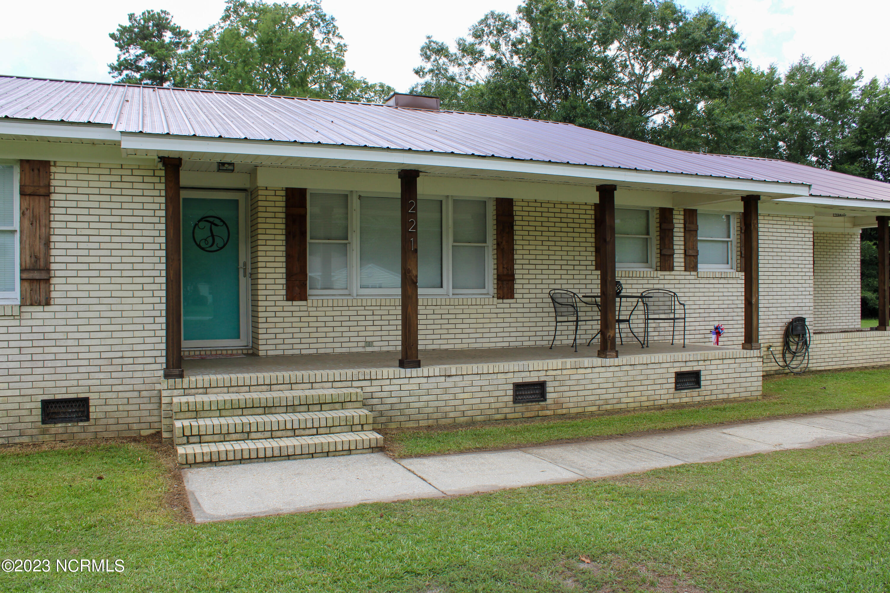 221 E Bladen Street Property Photo 2