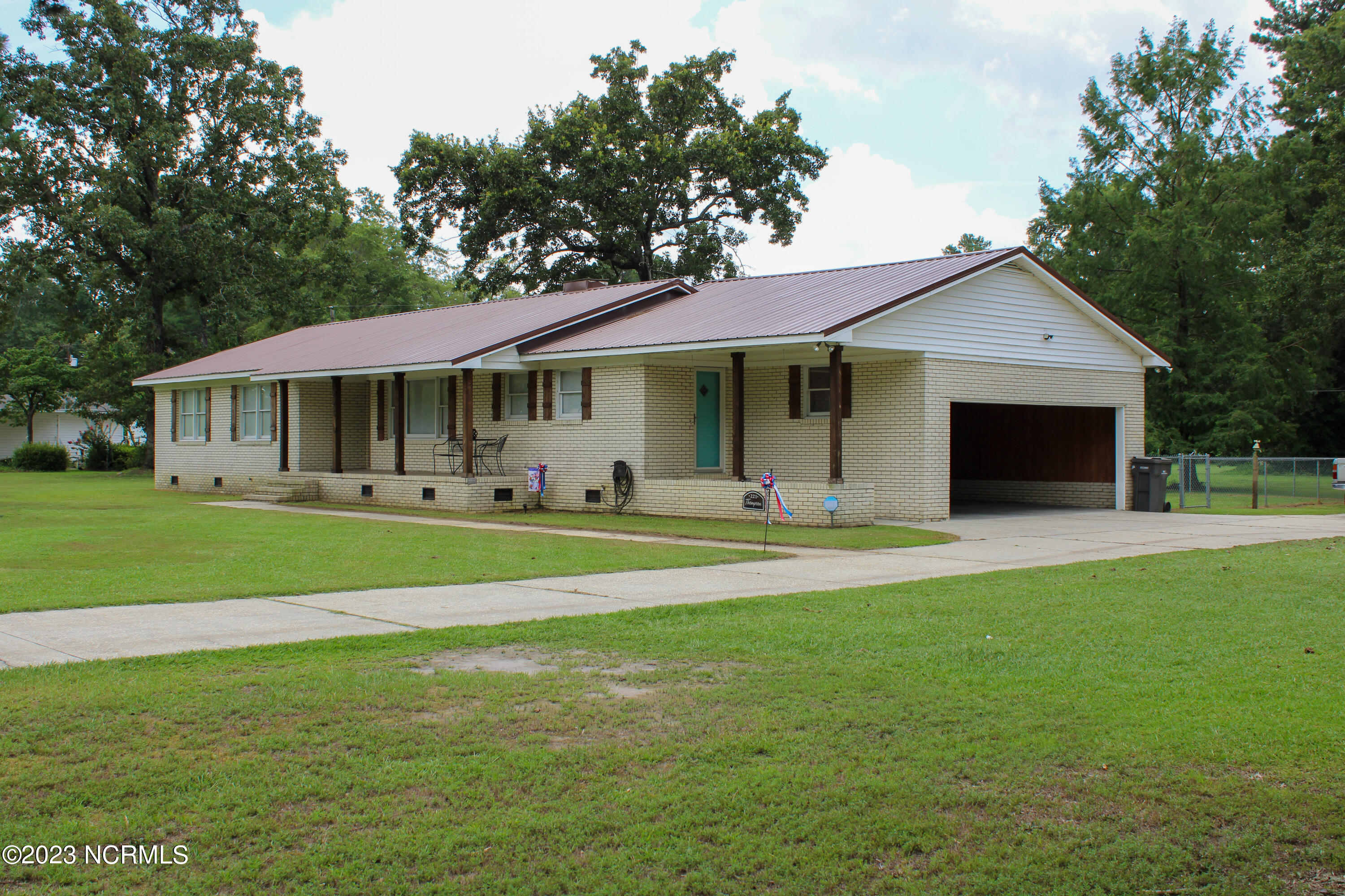221 E Bladen Street Property Photo 3