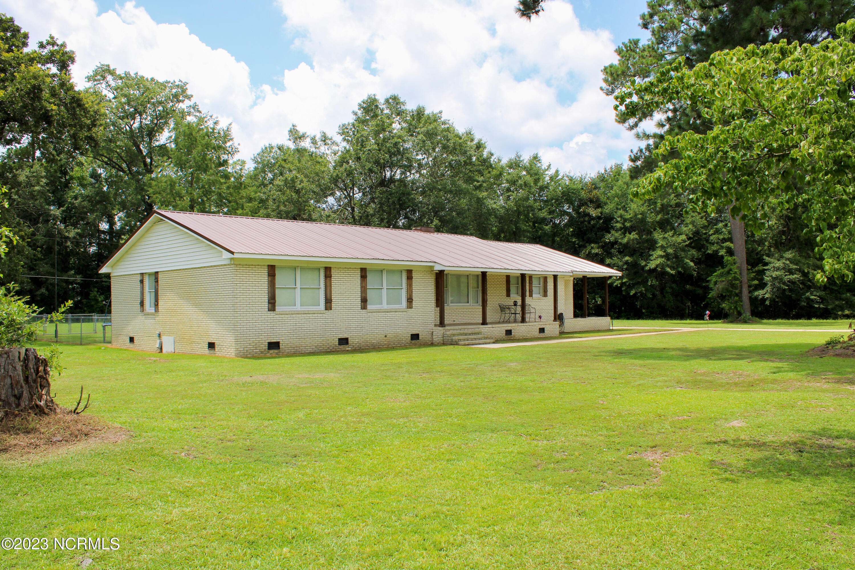 221 E Bladen Street Property Photo 4