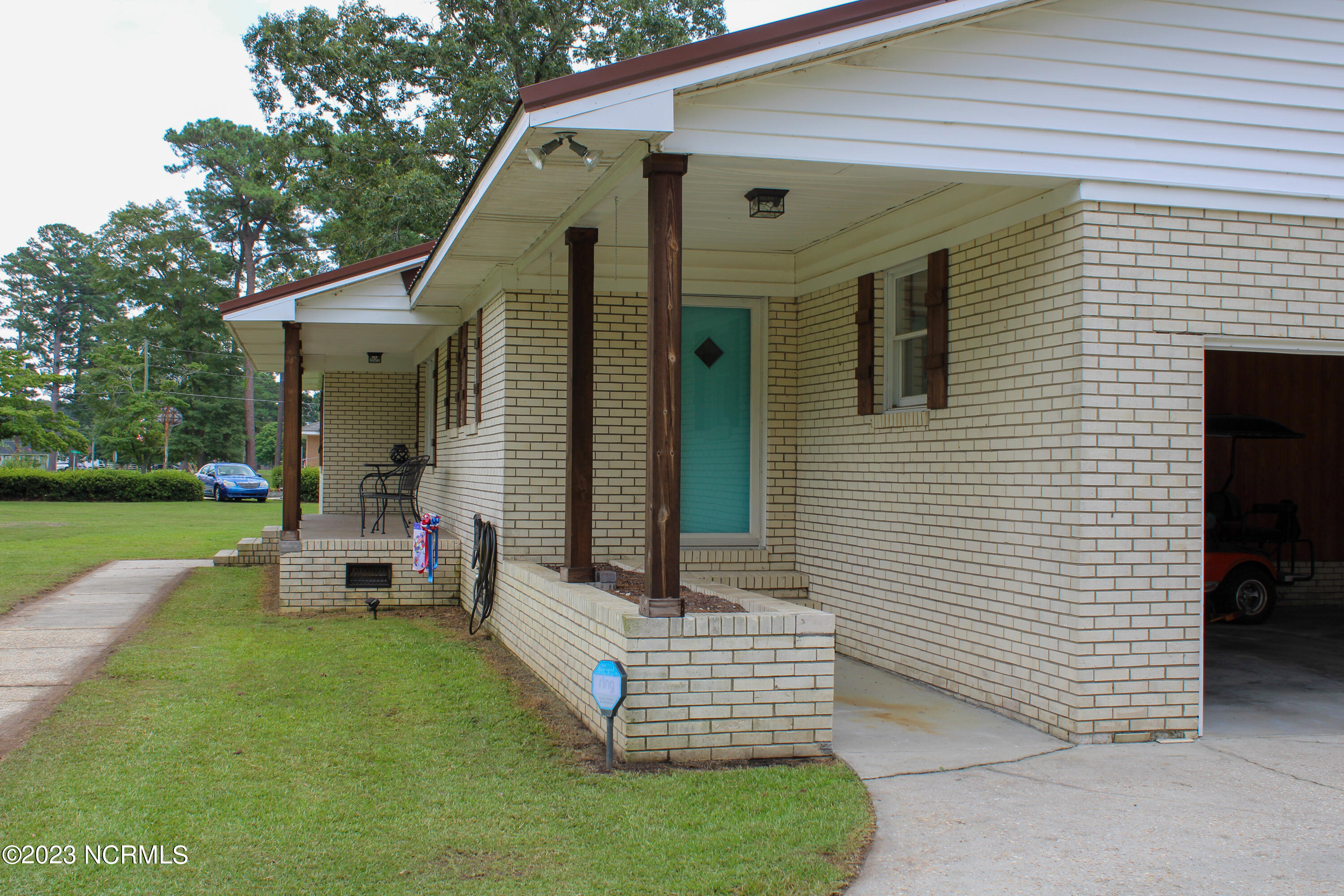 221 E Bladen Street Property Photo 6
