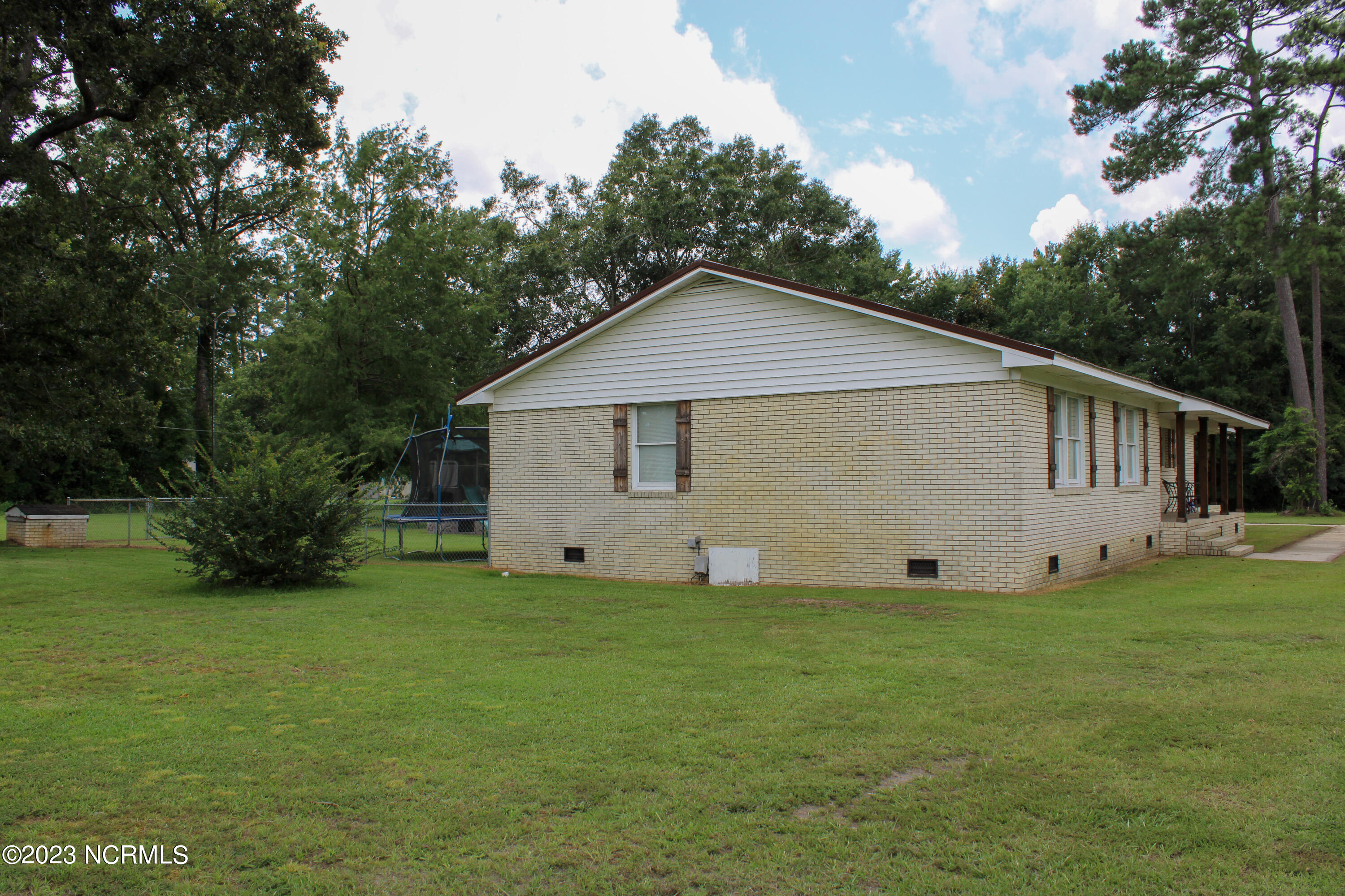 221 E Bladen Street Property Photo 9