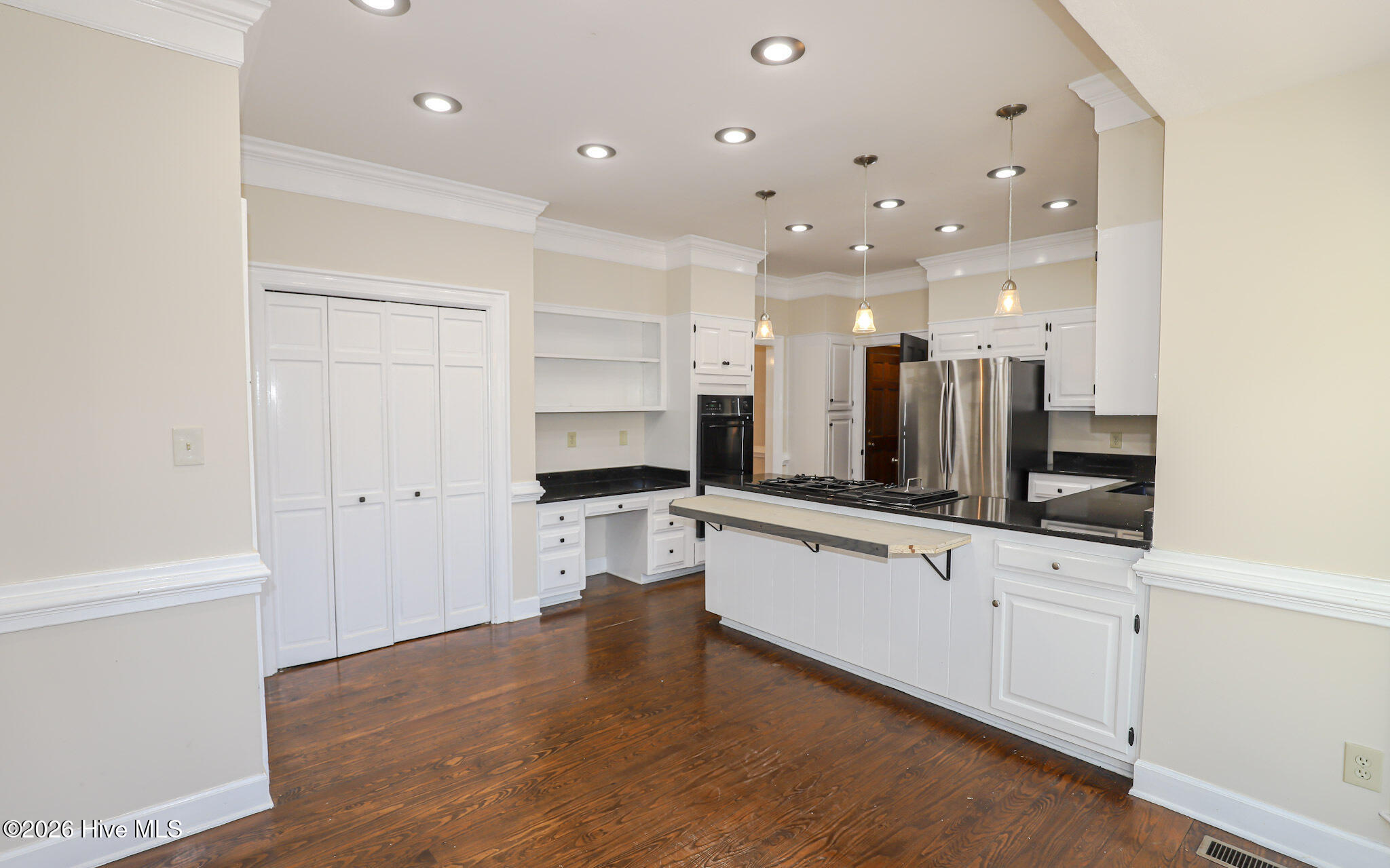 809 Houndslake Drive Property Photo 14