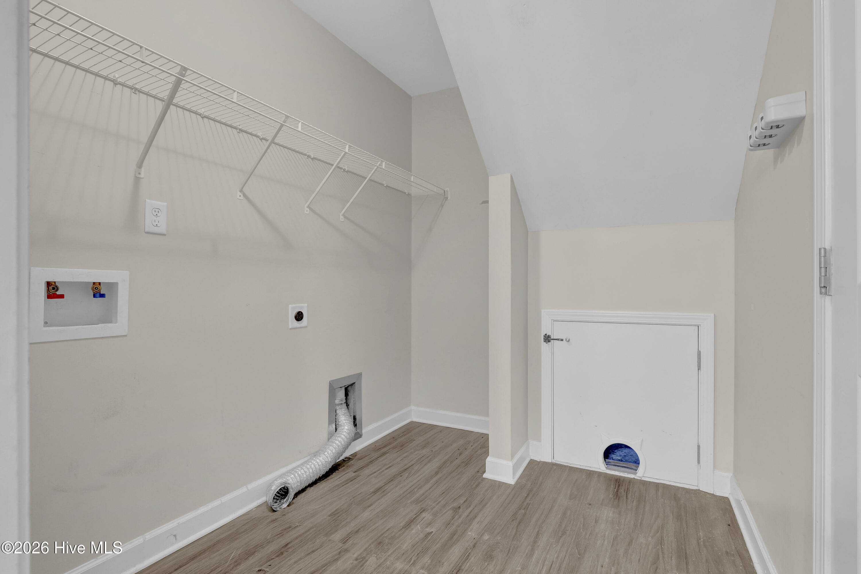 320 Lakewood Drive Property Photo 6