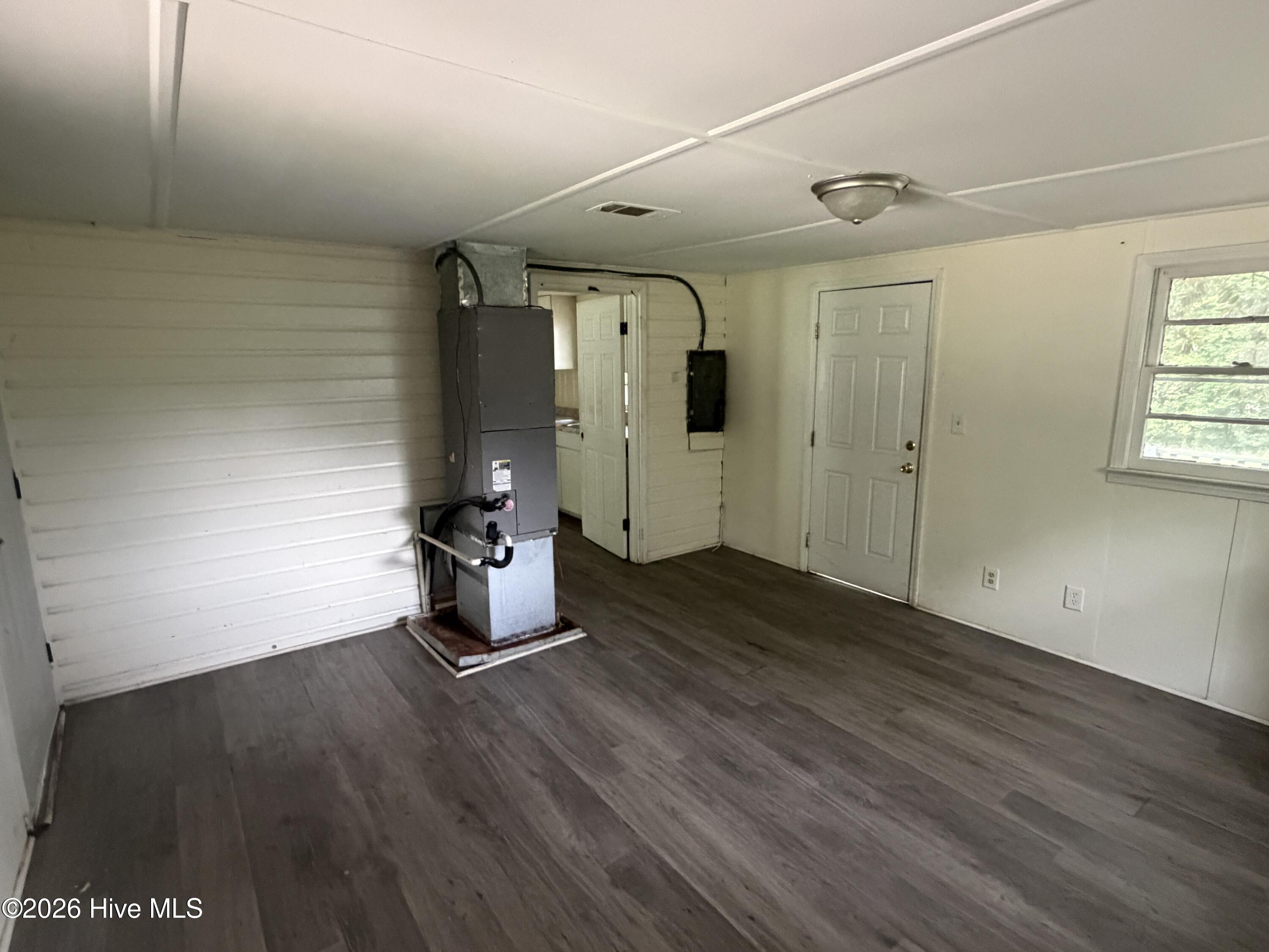 2131 Veterans Drive Property Photo 9