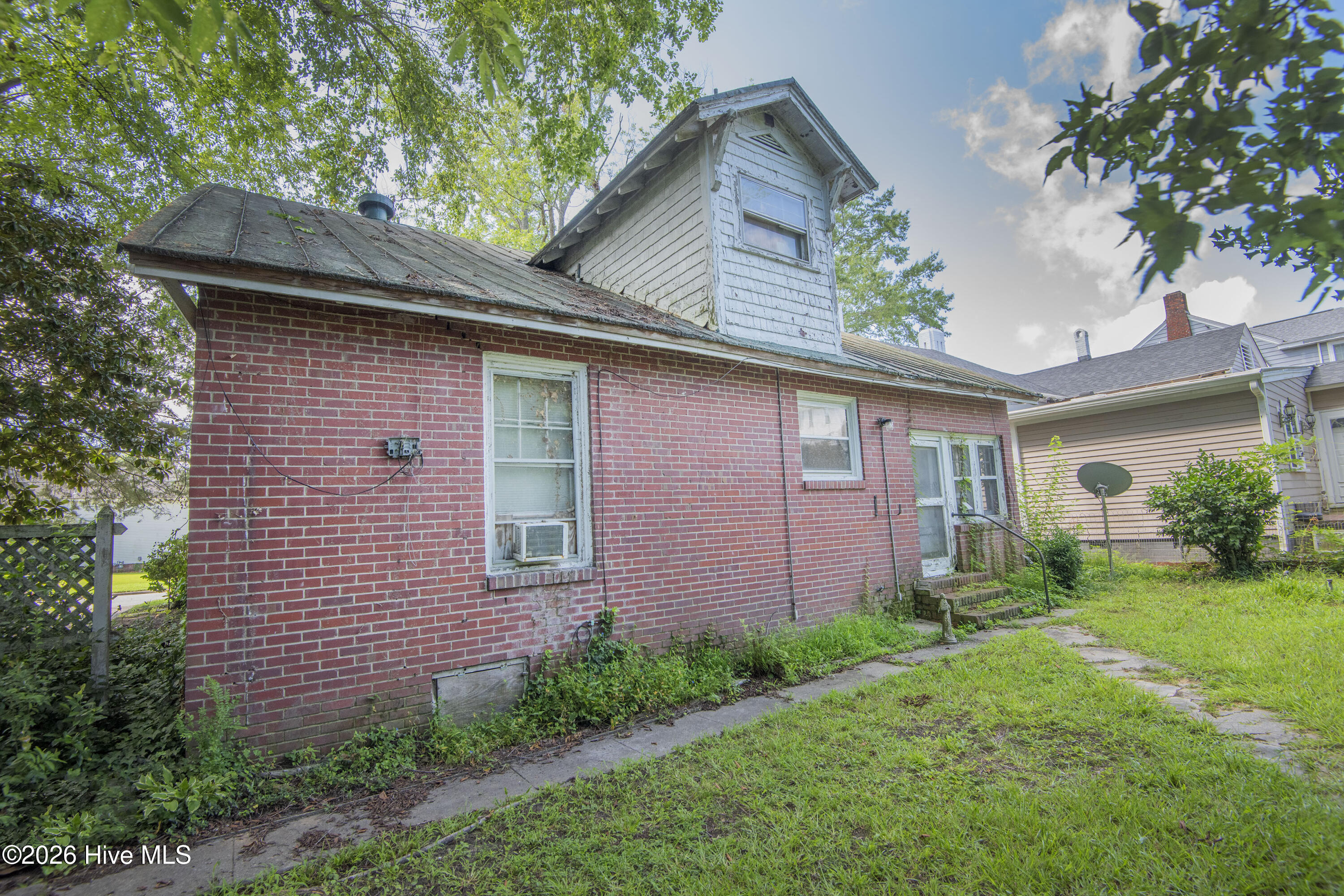 204 E Baker Street Property Photo 5