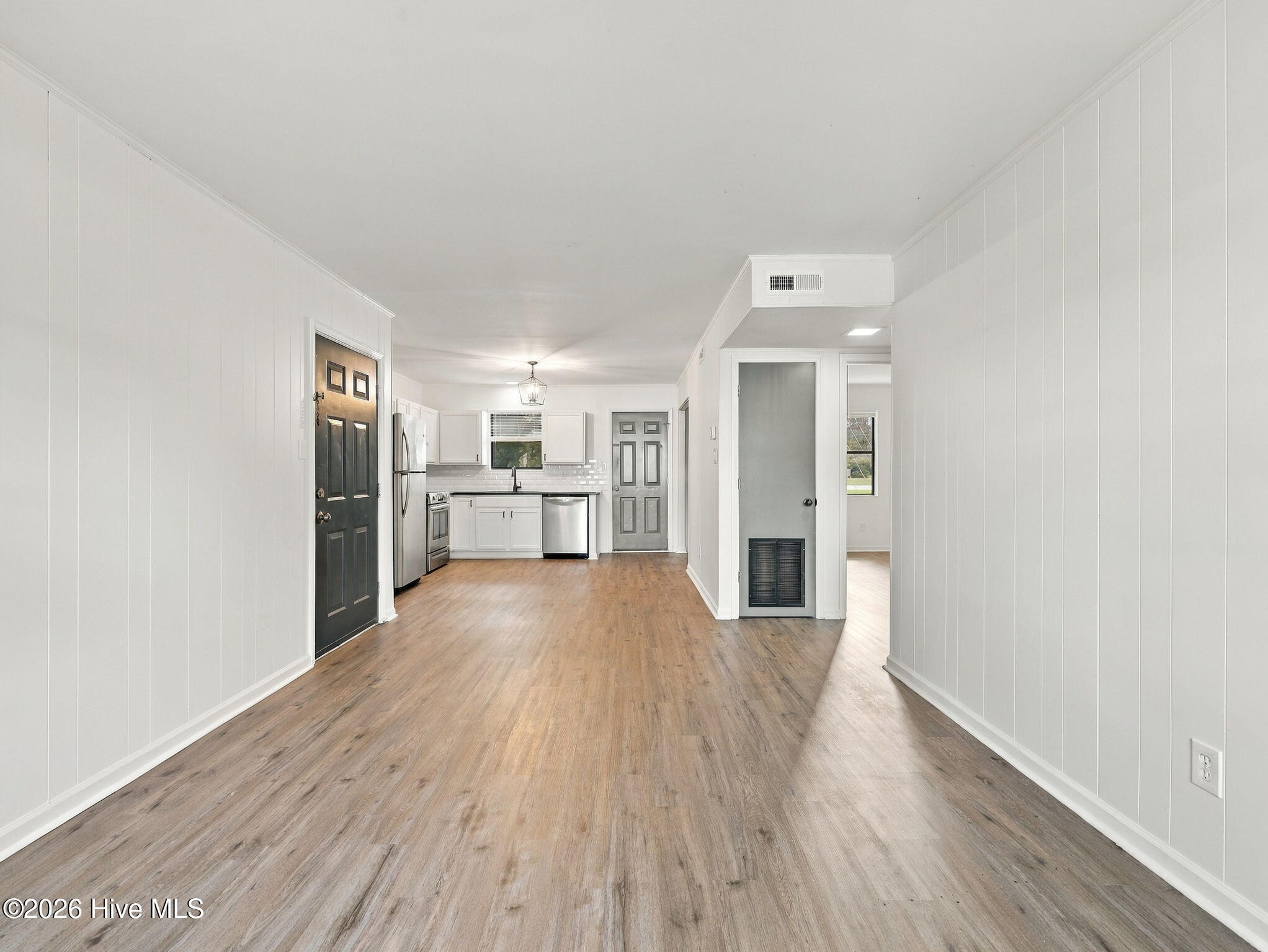 100 Ravenwood Drive B Property Photo 2
