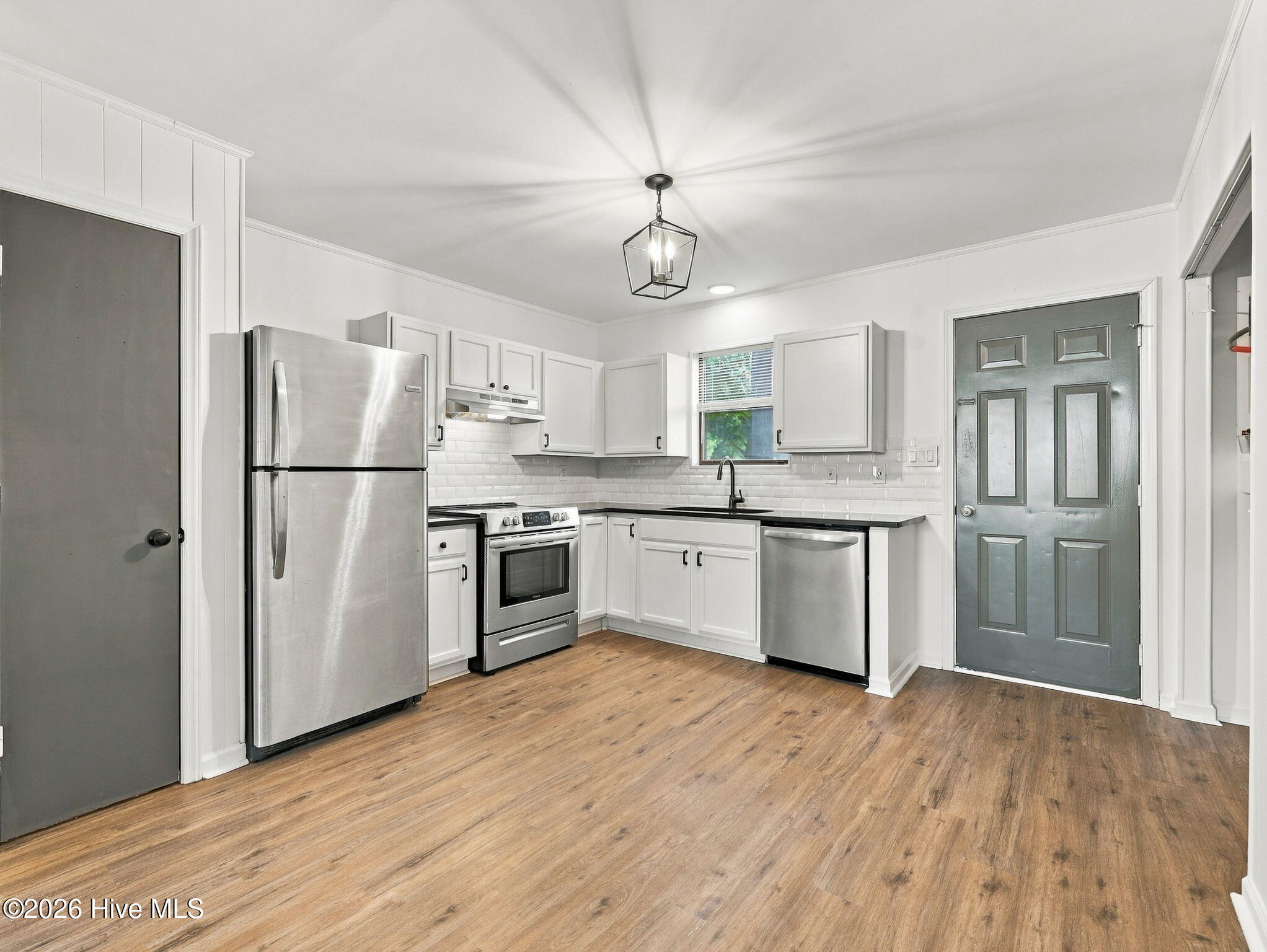 100 Ravenwood Drive B Property Photo 3