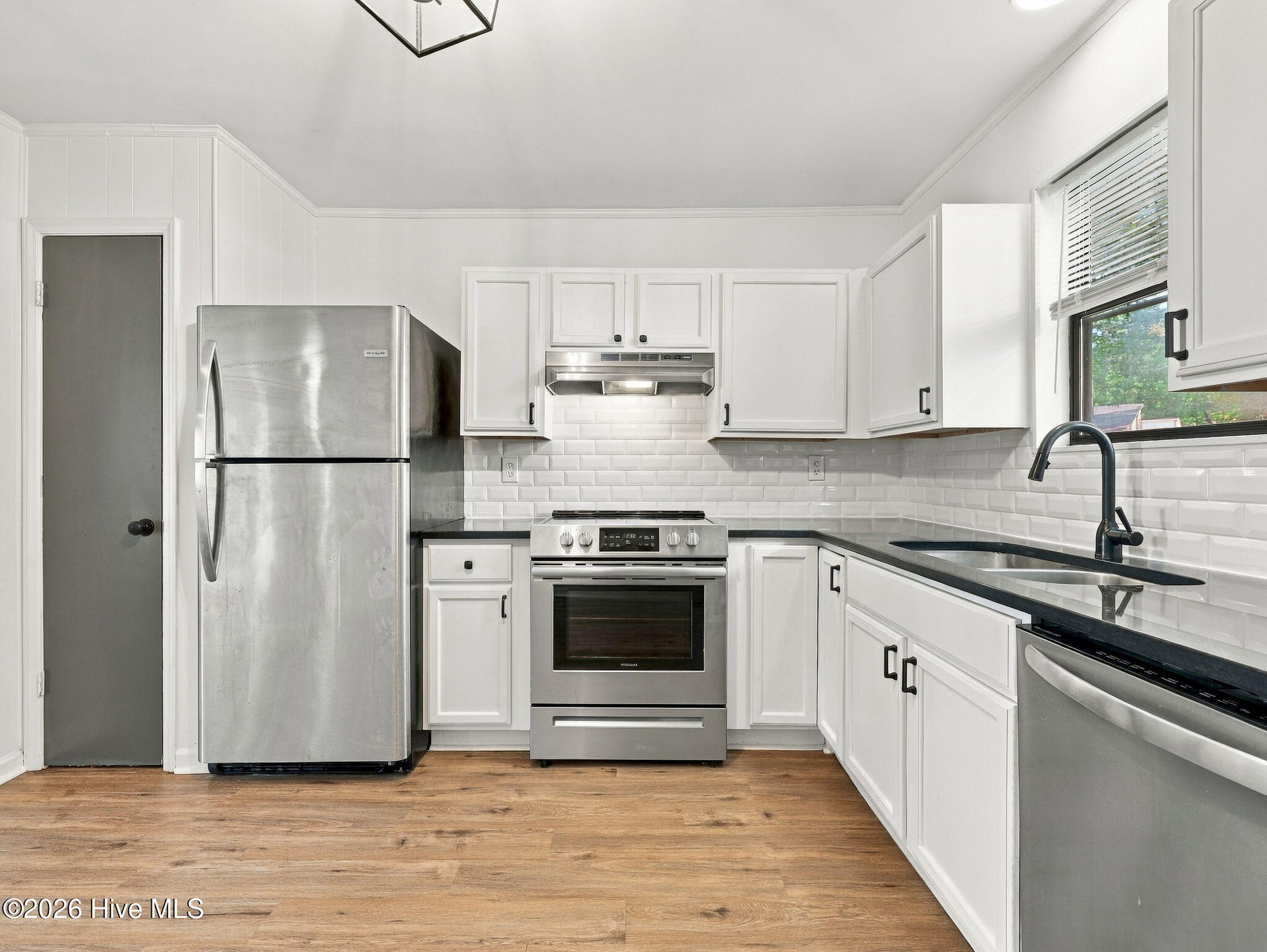 100 Ravenwood Drive B Property Photo 4