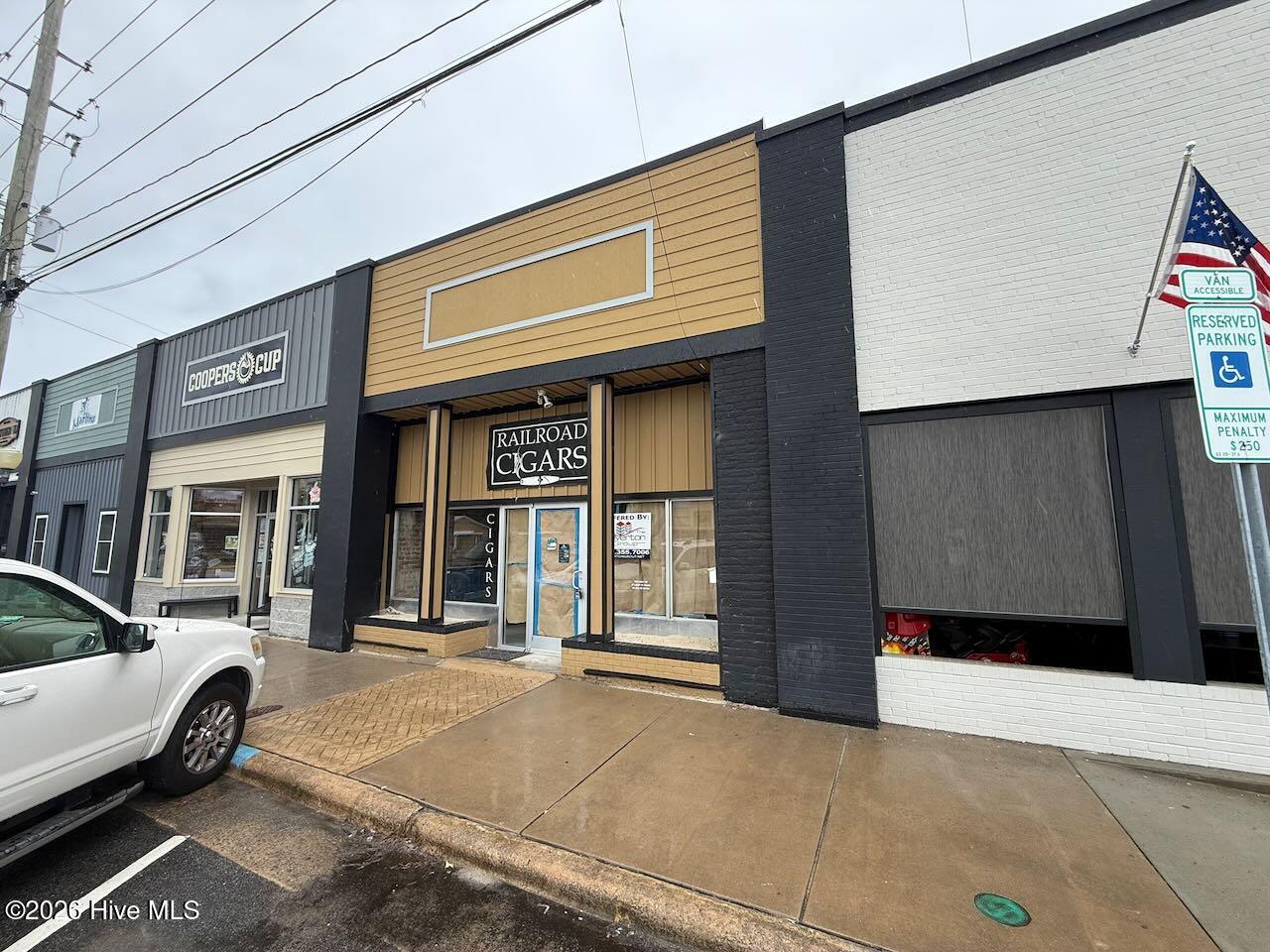 2586 Railroad Street Property Photo 2