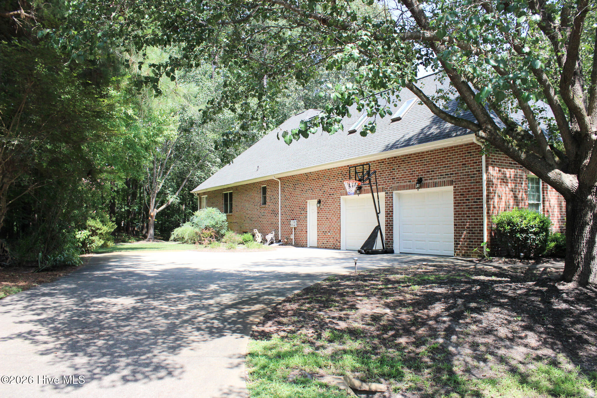100 Black Circle Property Photo 6