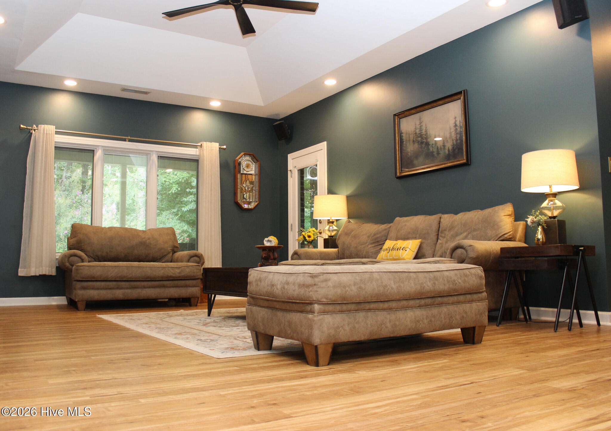 100 Black Circle Property Photo 10