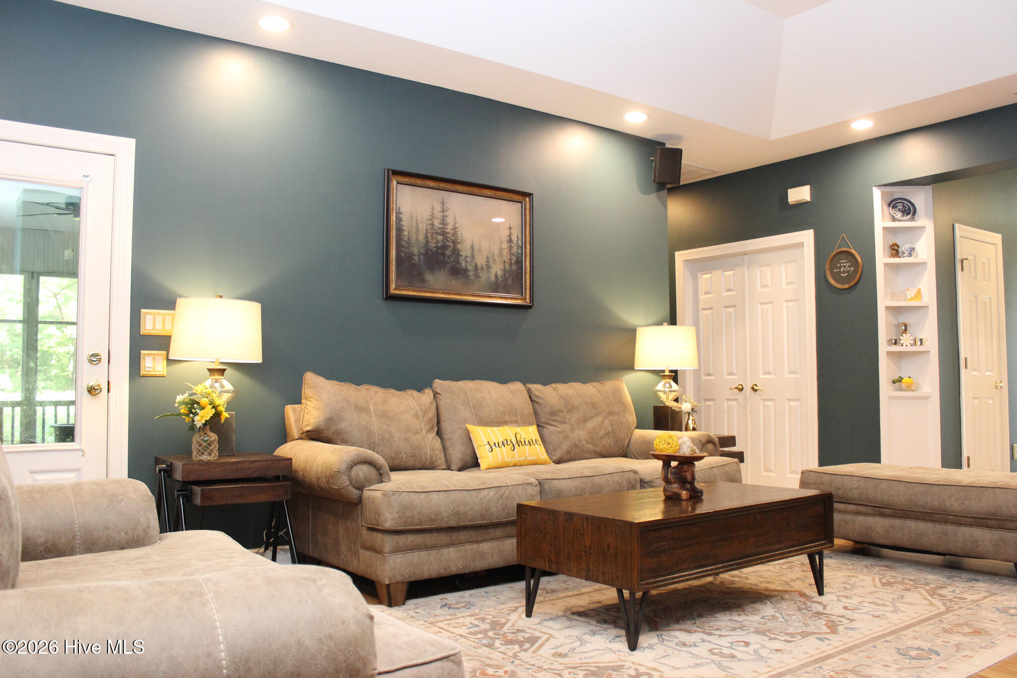 100 Black Circle Property Photo 12