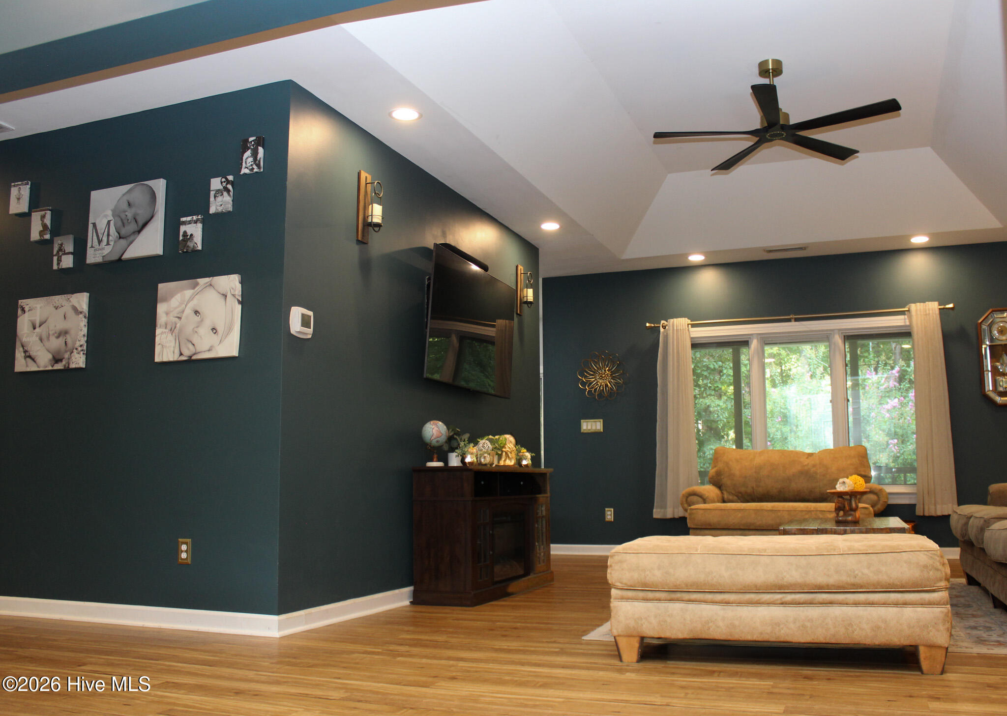 100 Black Circle Property Photo 13