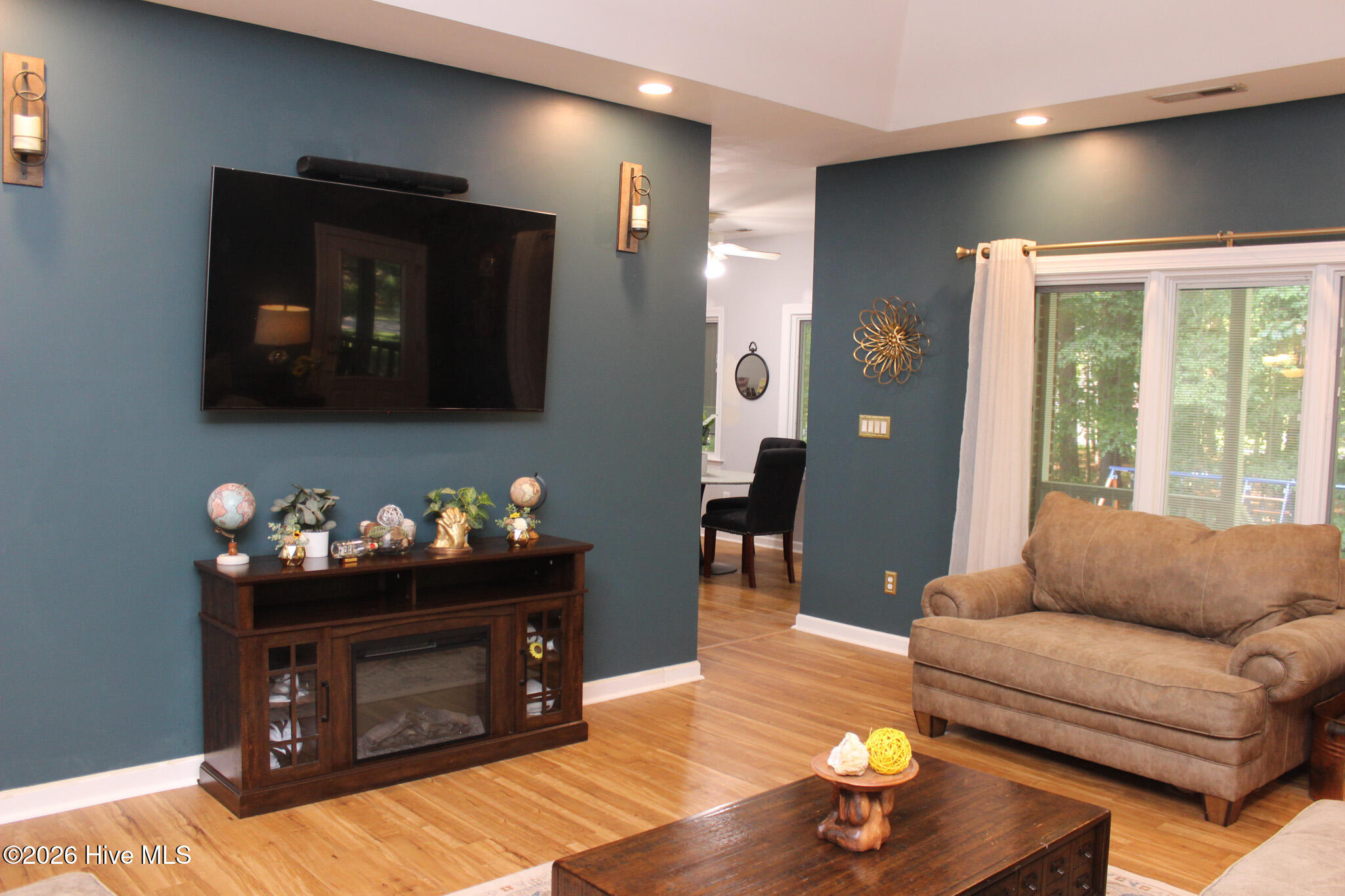 100 Black Circle Property Photo 14