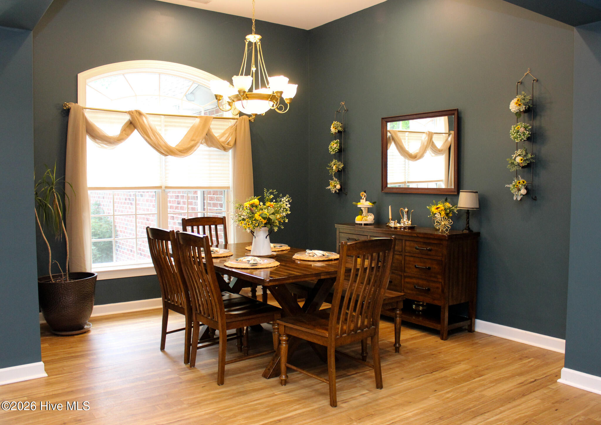 100 Black Circle Property Photo 16