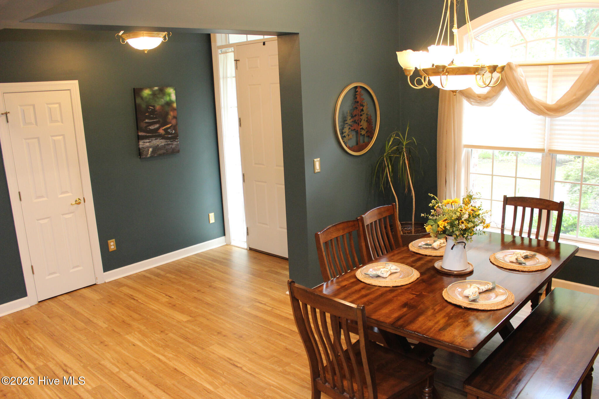 100 Black Circle Property Photo 18
