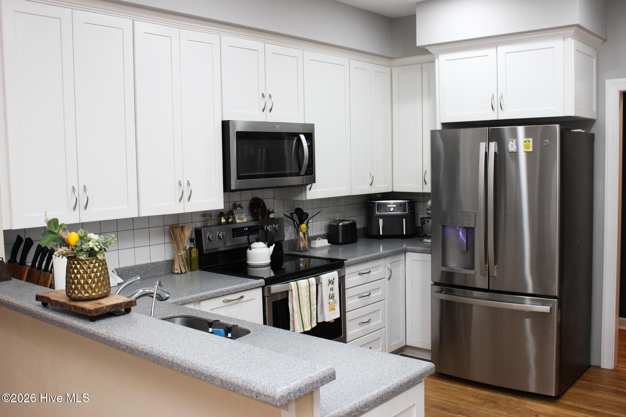 100 Black Circle Property Photo 23
