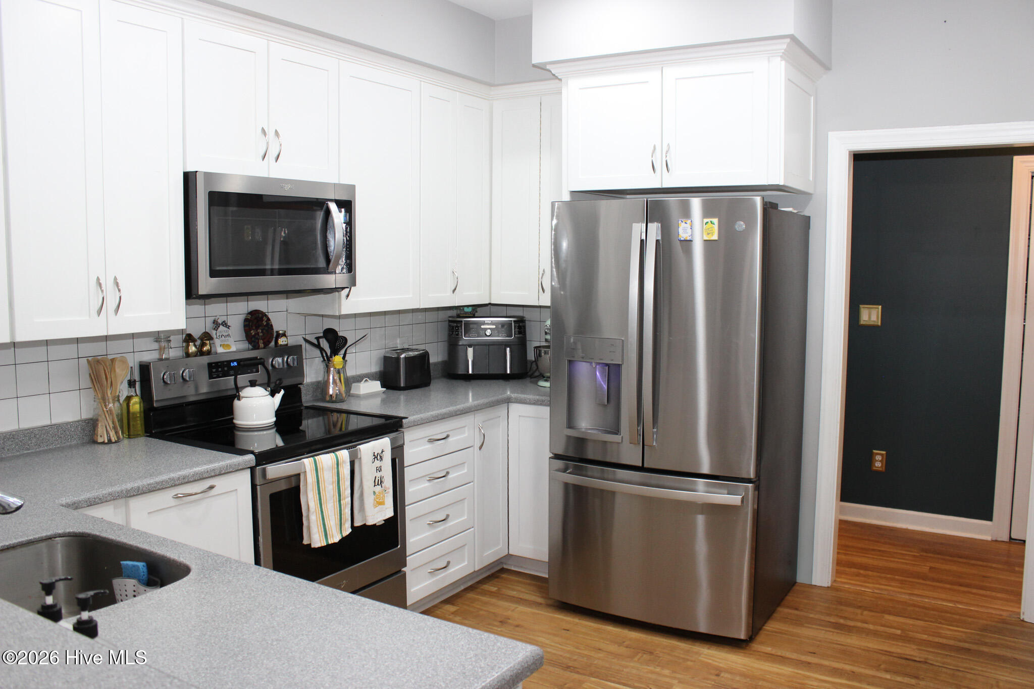 100 Black Circle Property Photo 24