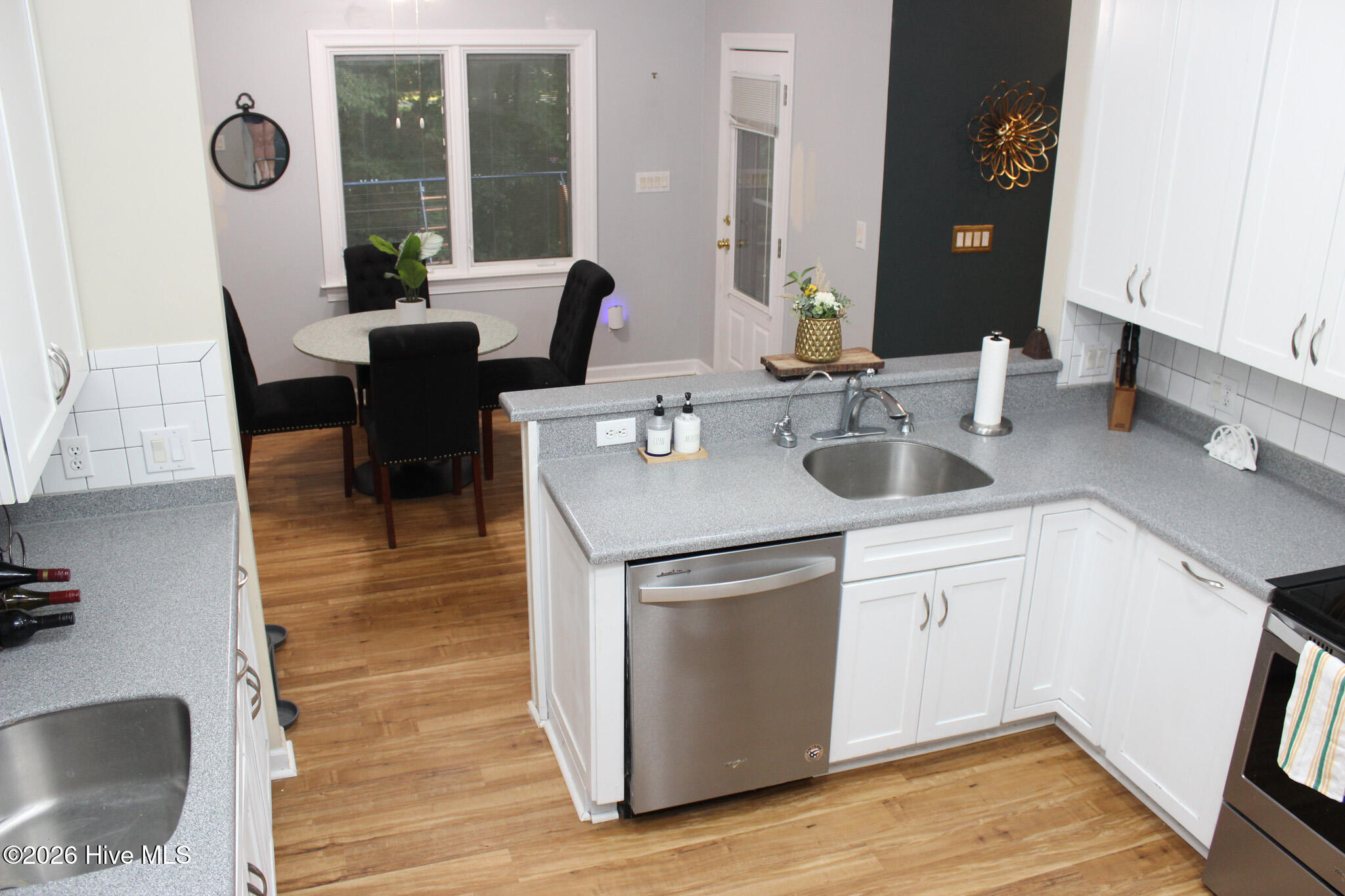 100 Black Circle Property Photo 27