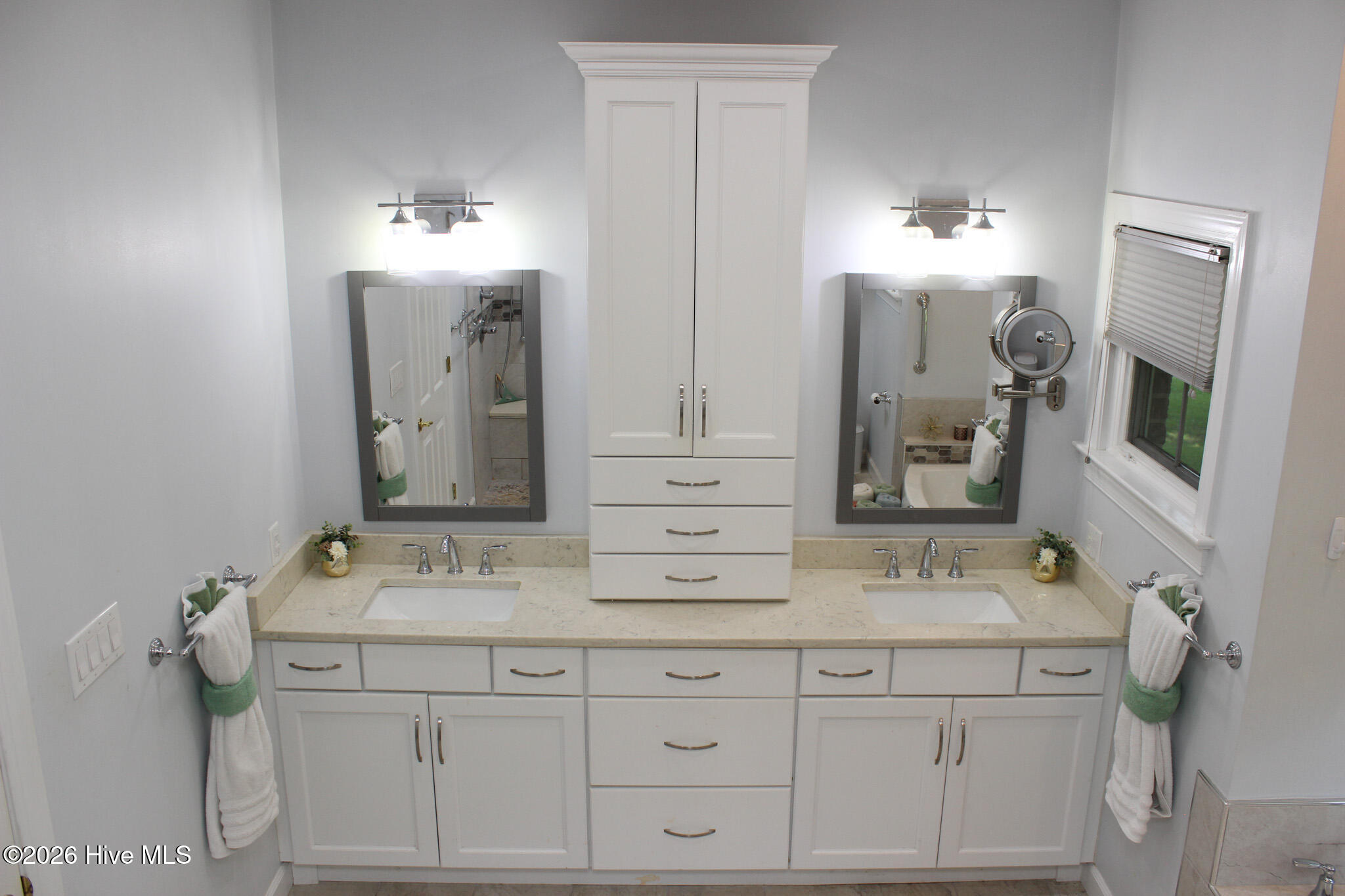 100 Black Circle Property Photo 33
