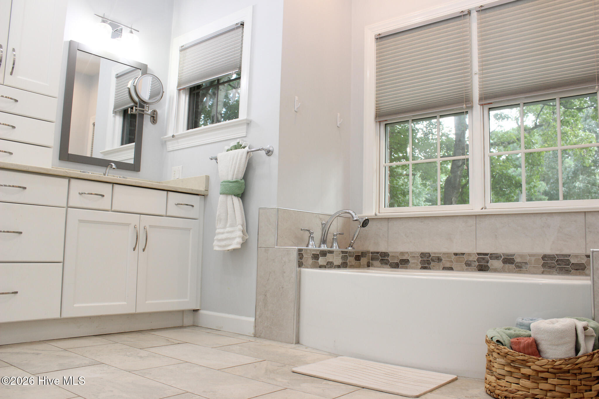 100 Black Circle Property Photo 34
