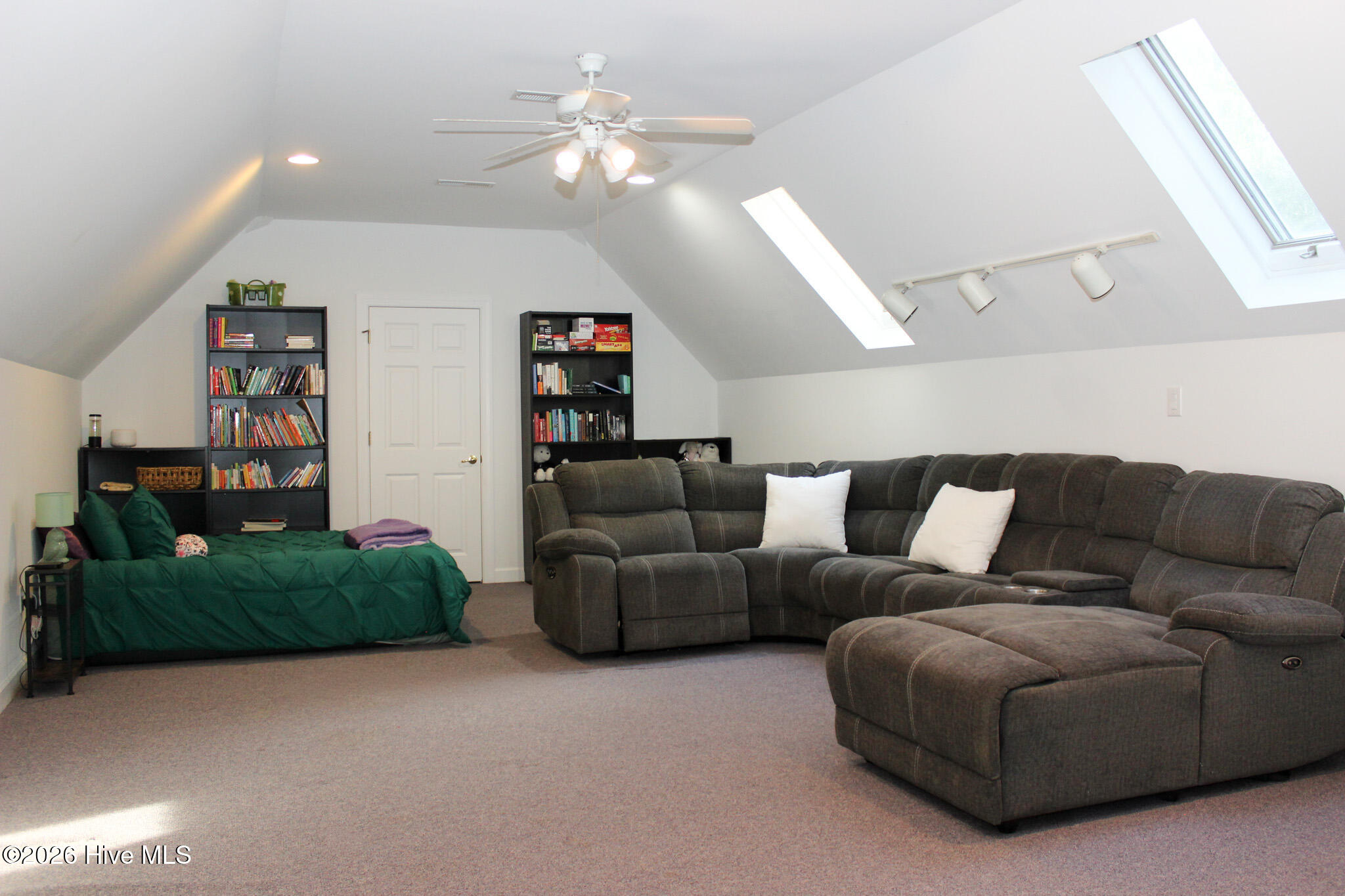 100 Black Circle Property Photo 45