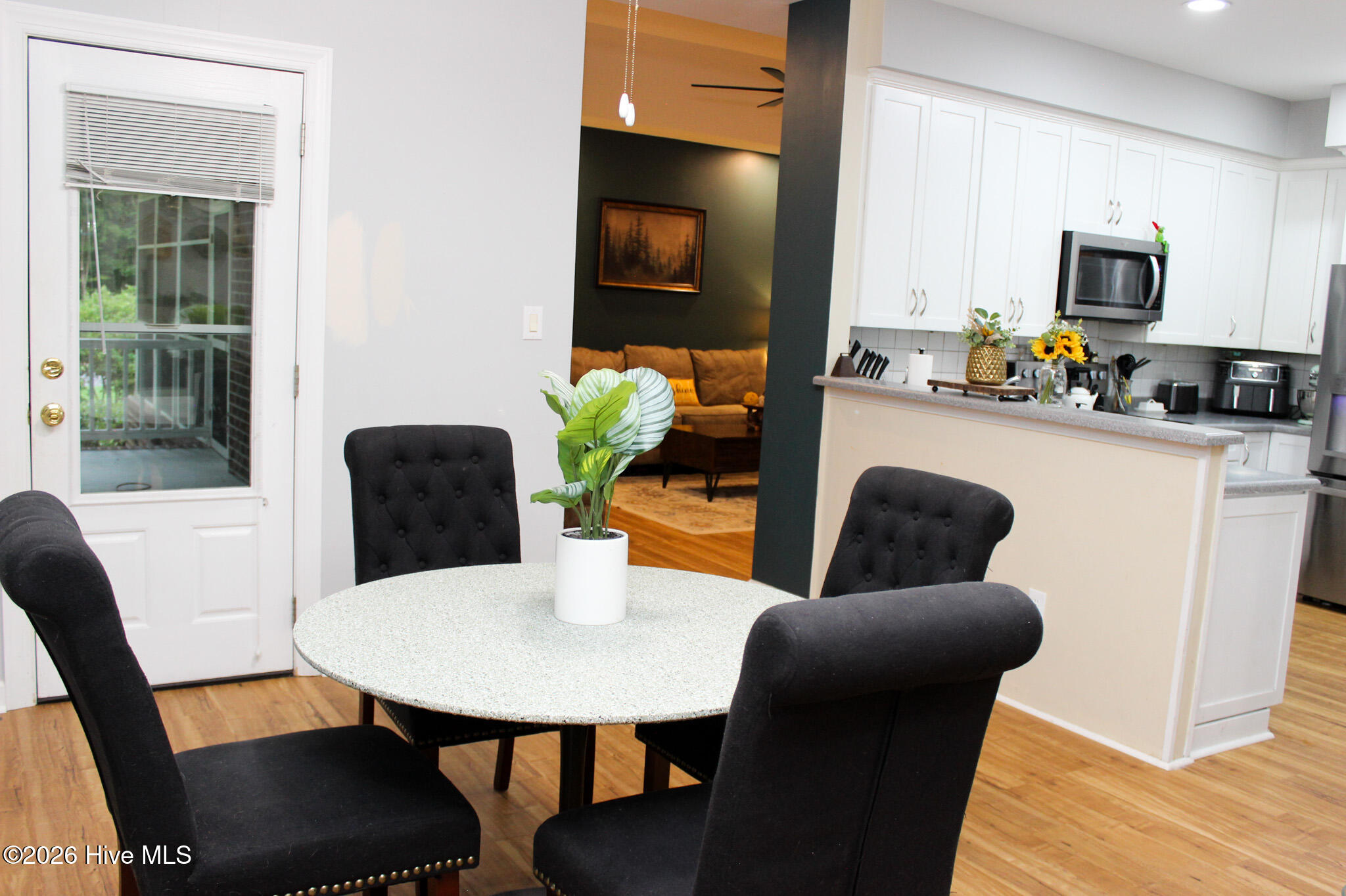 100 Black Circle Property Photo 48