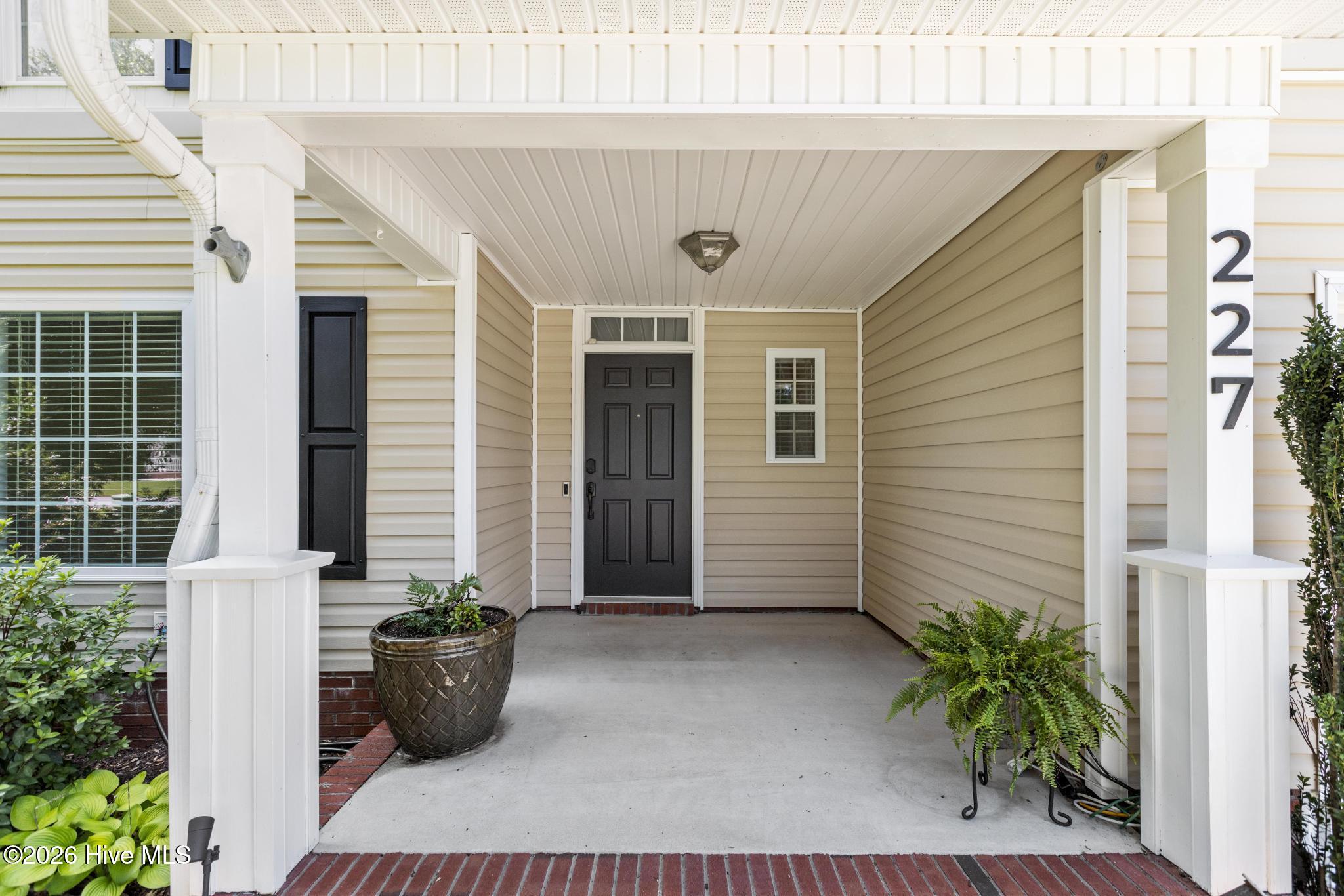 227 S River Drive Property Photo 4