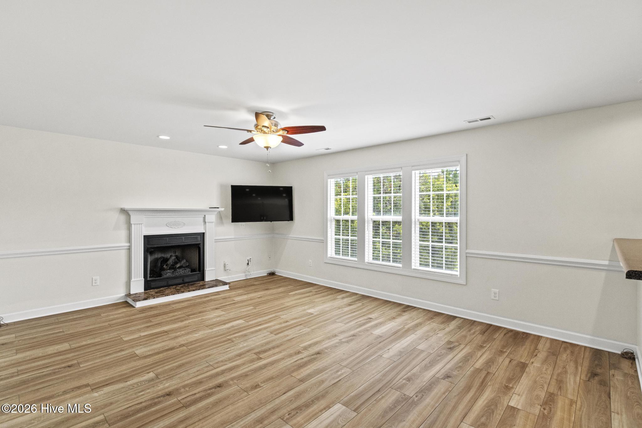 227 S River Drive Property Photo 13