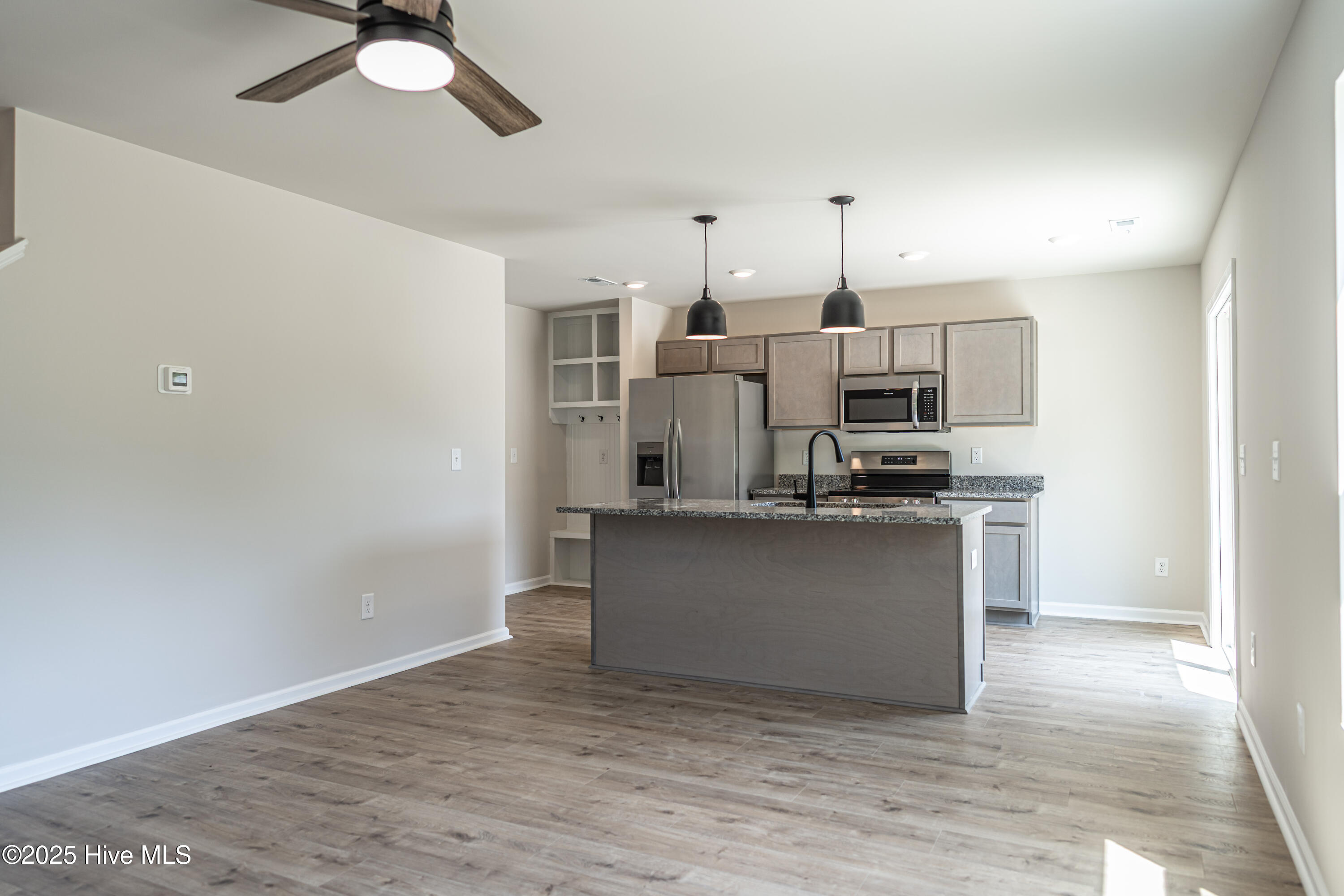 535 S Henley Street Property Photo 6