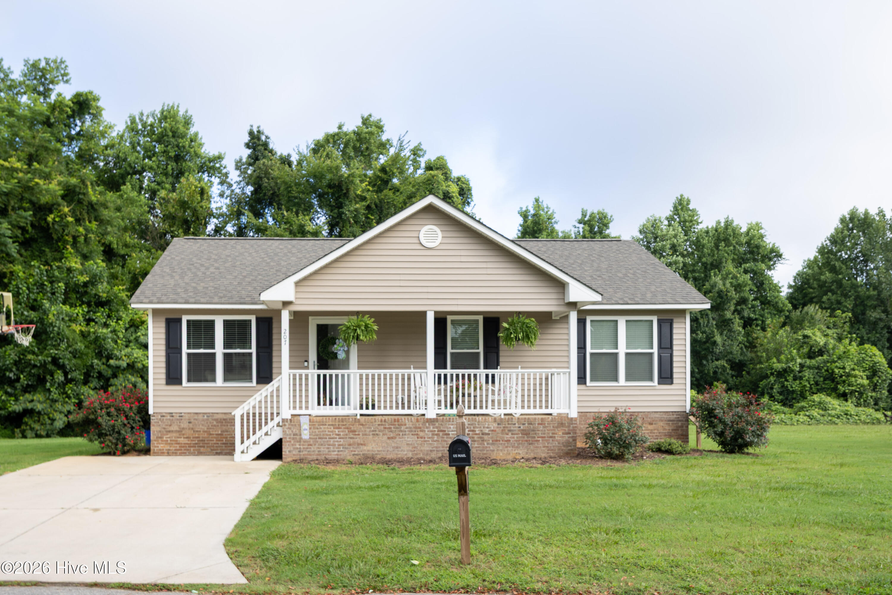 207 Dixie Circle Property Photo 1