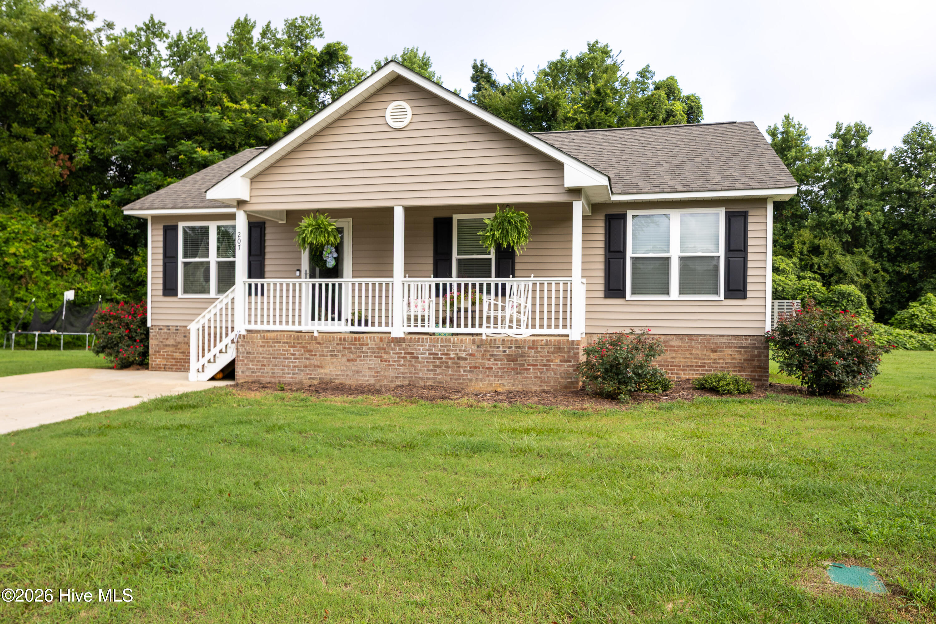 207 Dixie Circle Property Photo 3