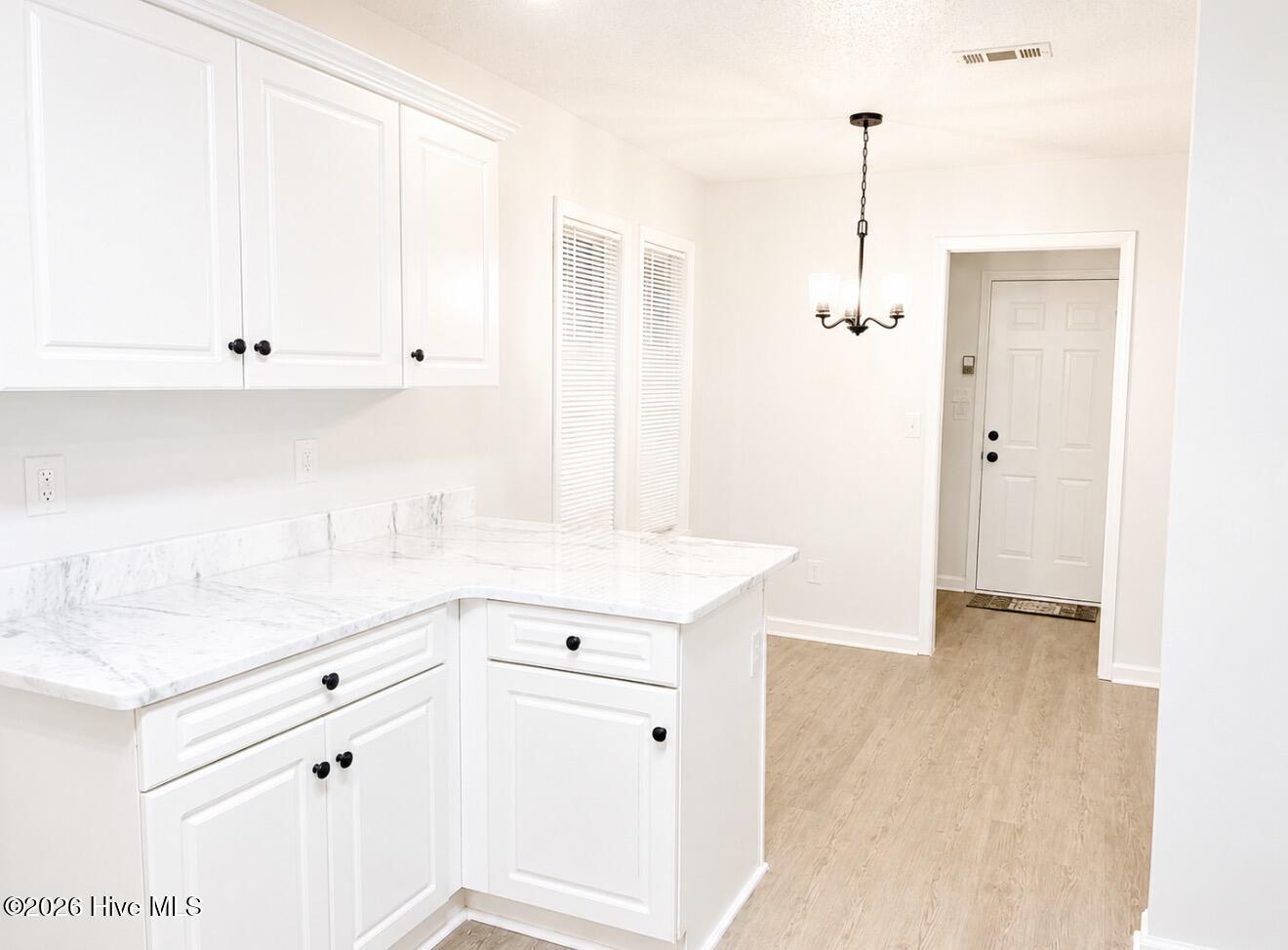 607 Sunset Oaks Lane Property Photo 4