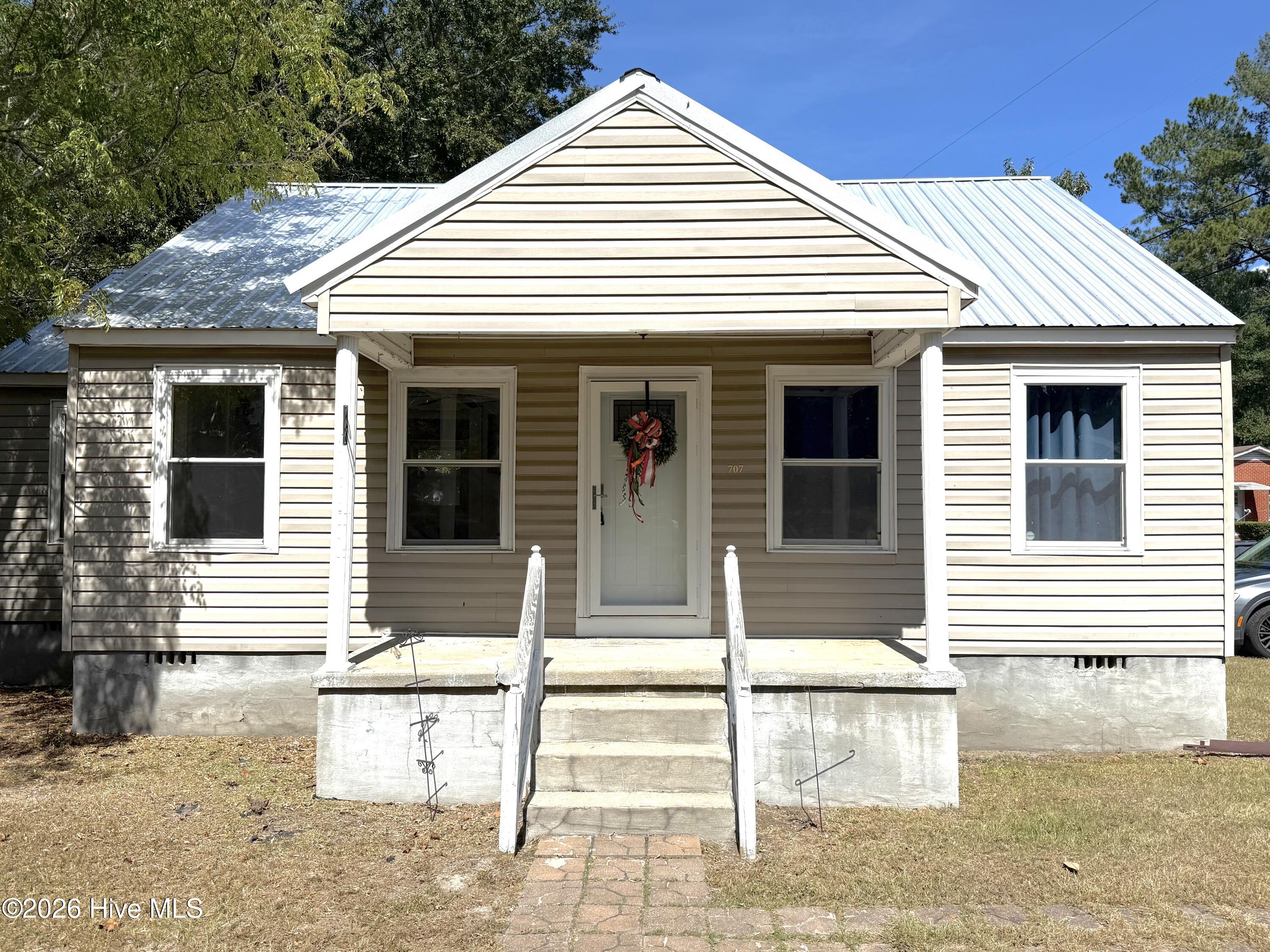 707 E Broad Street Property Photo 1