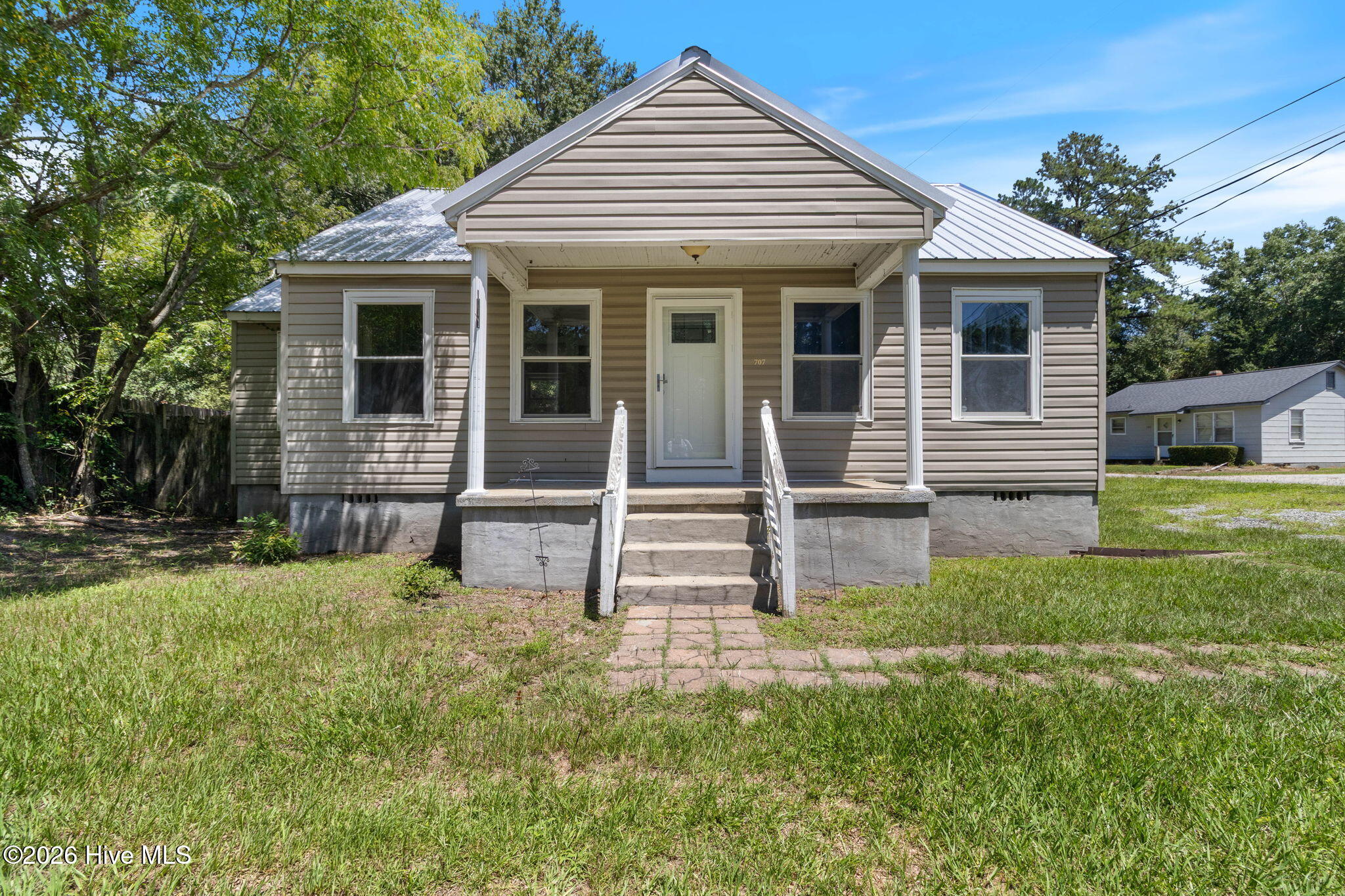707 E Broad Street Property Photo 2