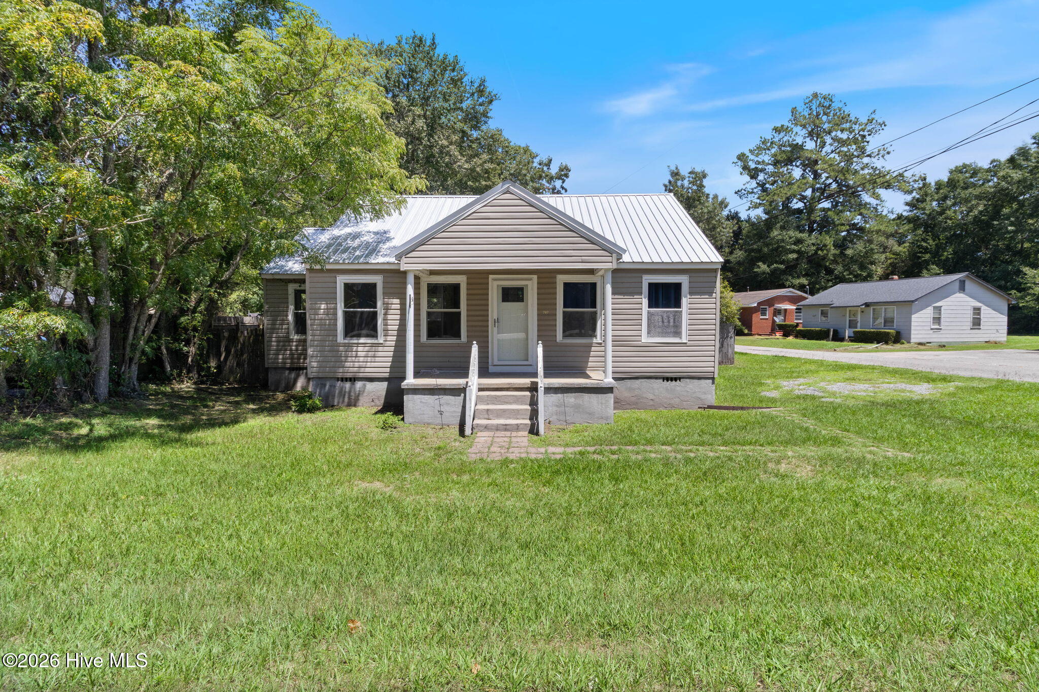 707 E Broad Street Property Photo 3