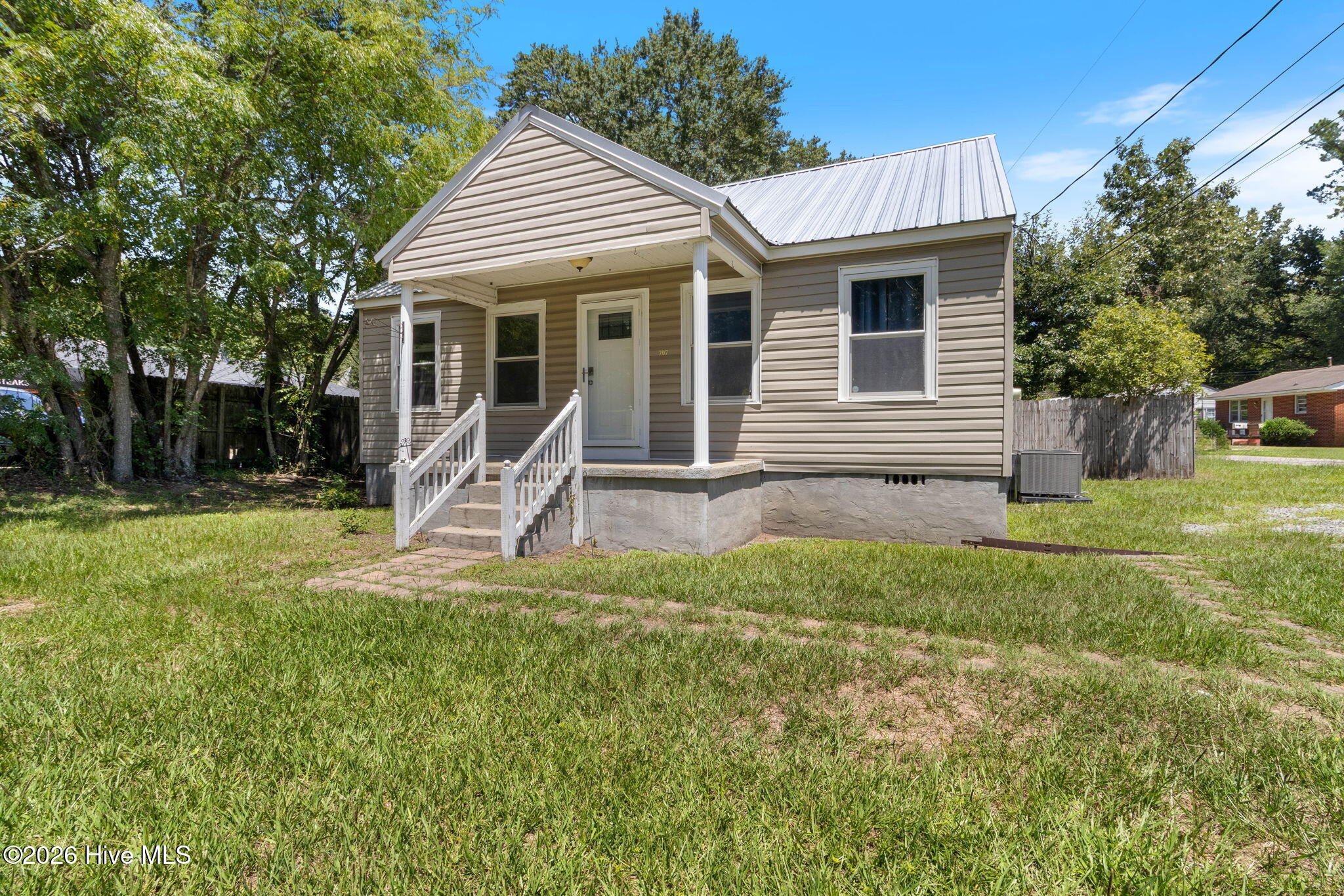 707 E Broad Street Property Photo 4