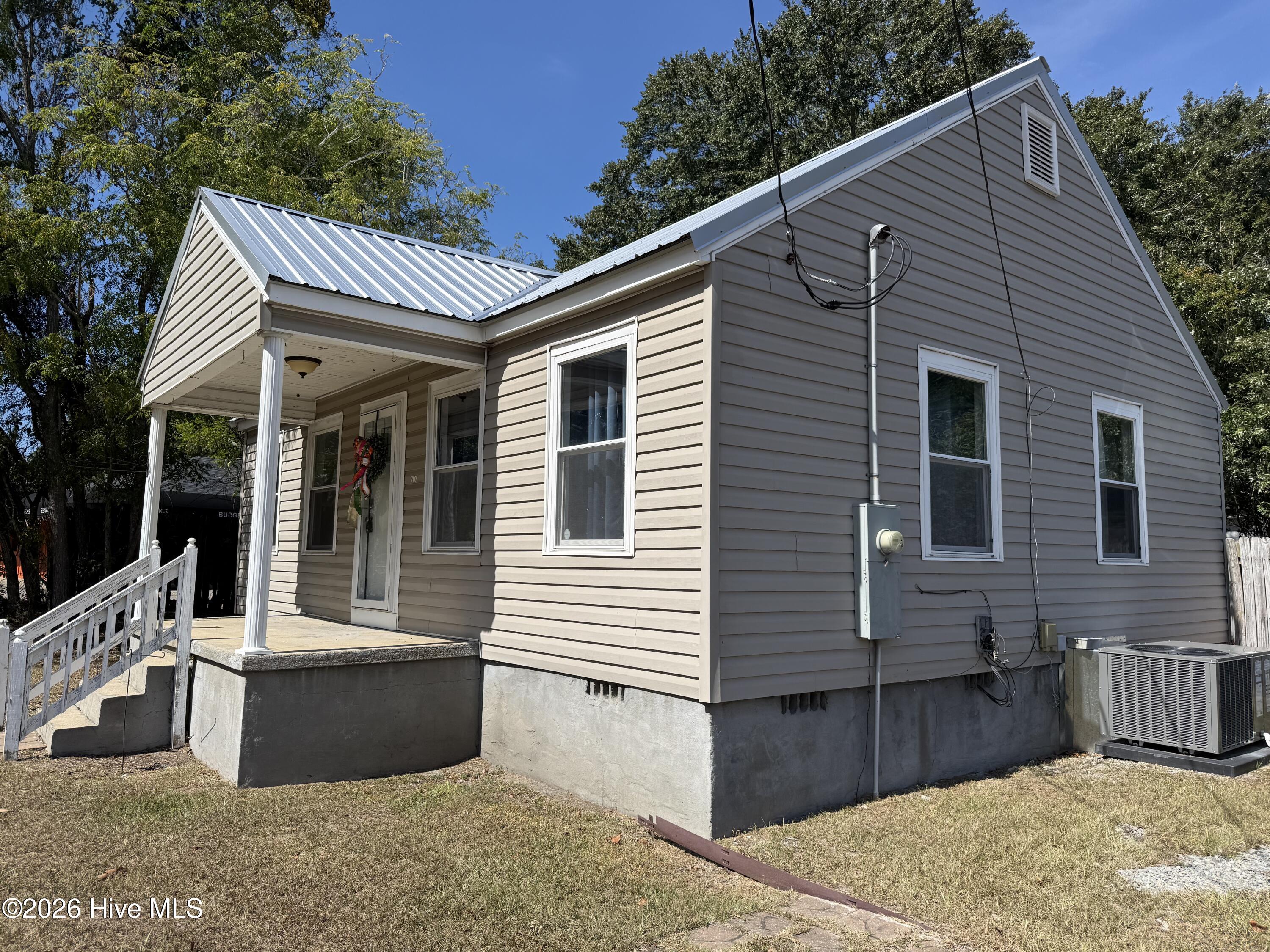707 E Broad Street Property Photo 5