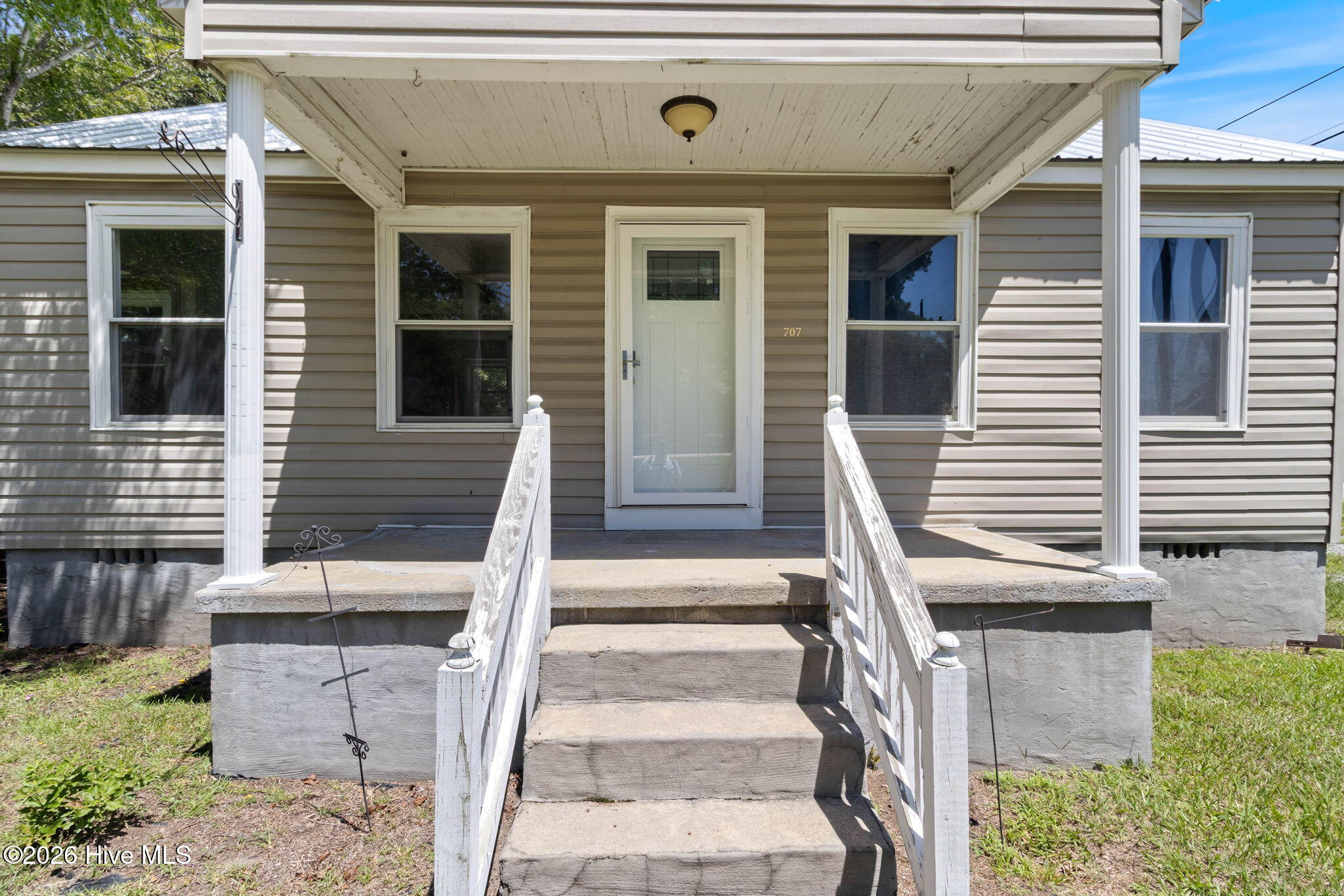 707 E Broad Street Property Photo 6