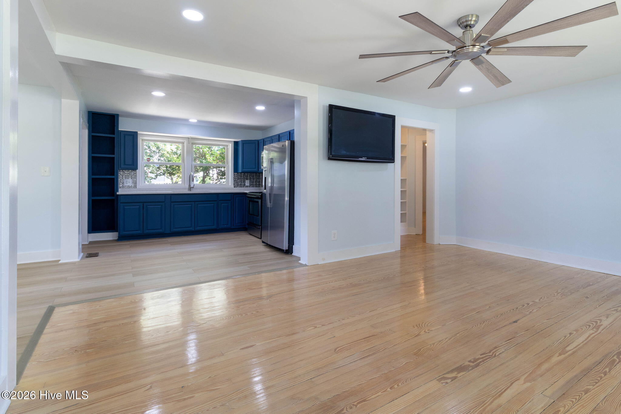 707 E Broad Street Property Photo 8