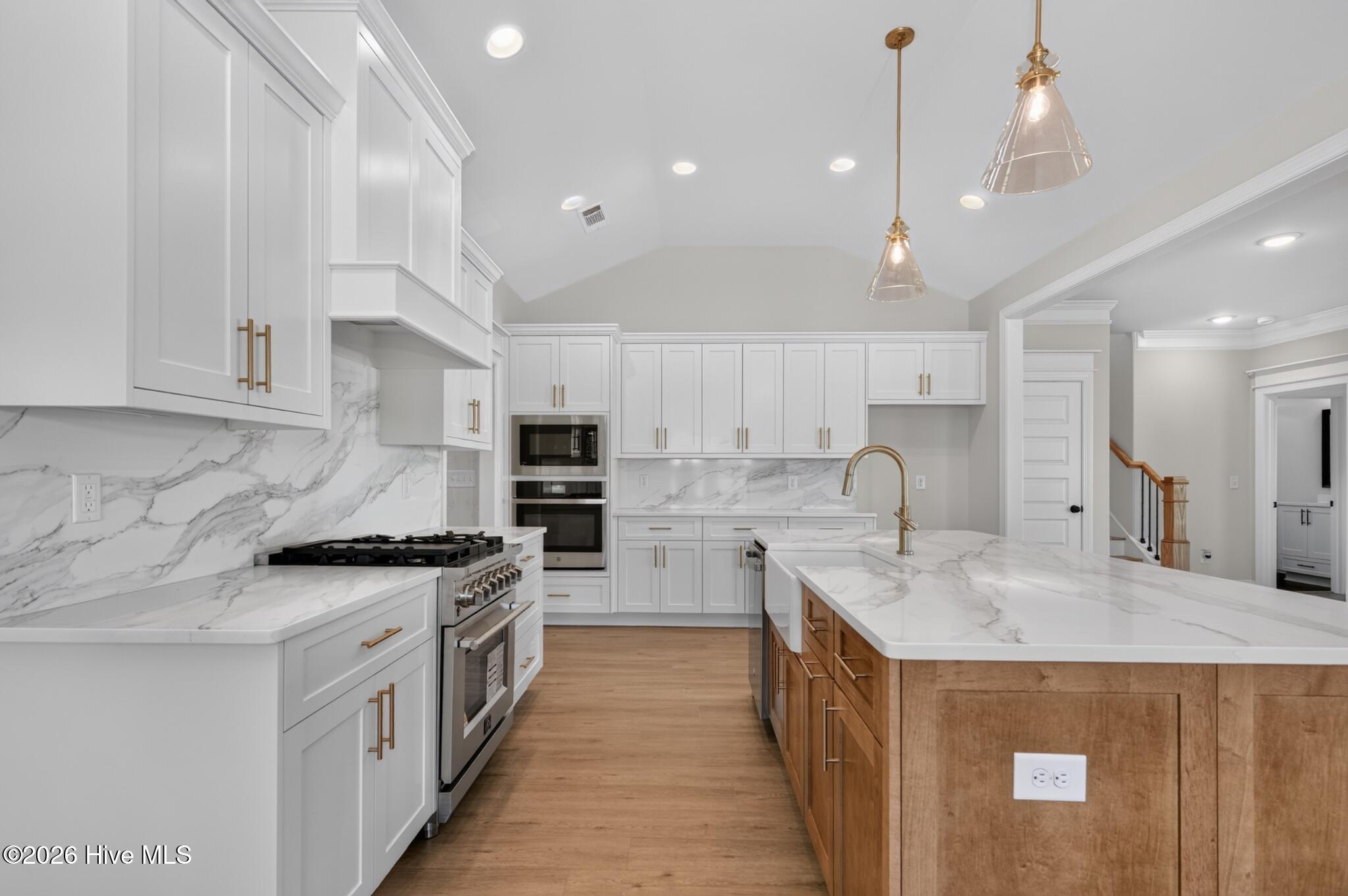 458 Woodlawn Street Property Photo 12